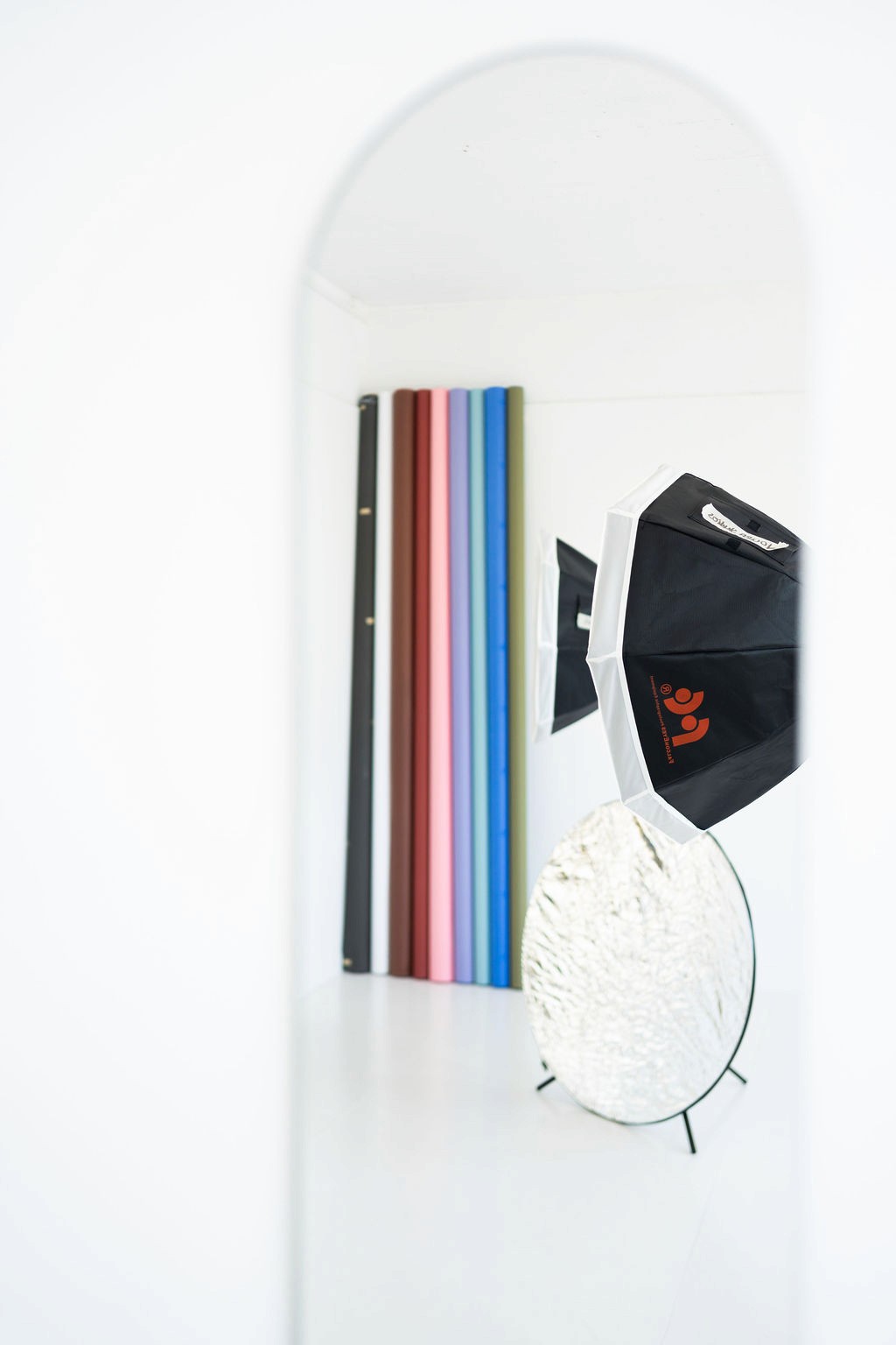 Model in een witte boog in fotostudio The Home Rotterdam