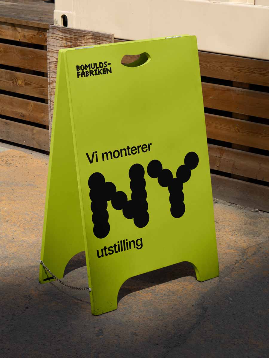 Gatebukk med teksten "vi monterer hy utstilling" og logoen til Bomuldsfabriken