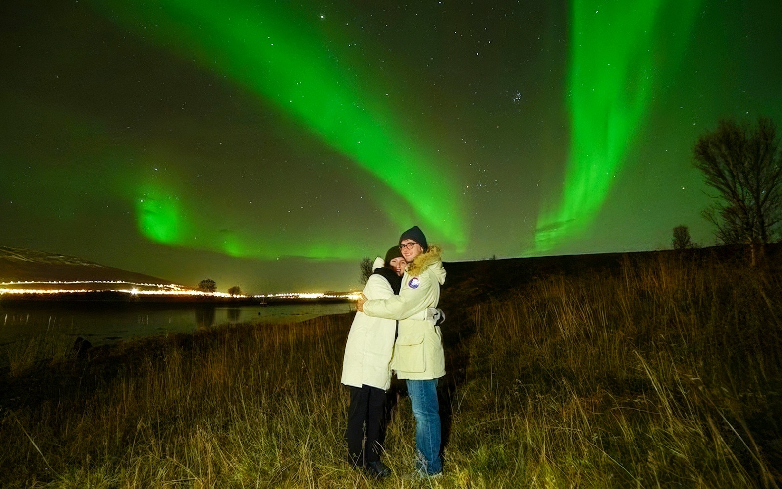 Туристи, що спостерігають за Північним сяйвом у турі "Перегони за Північним сяйвом для невеликих груп".