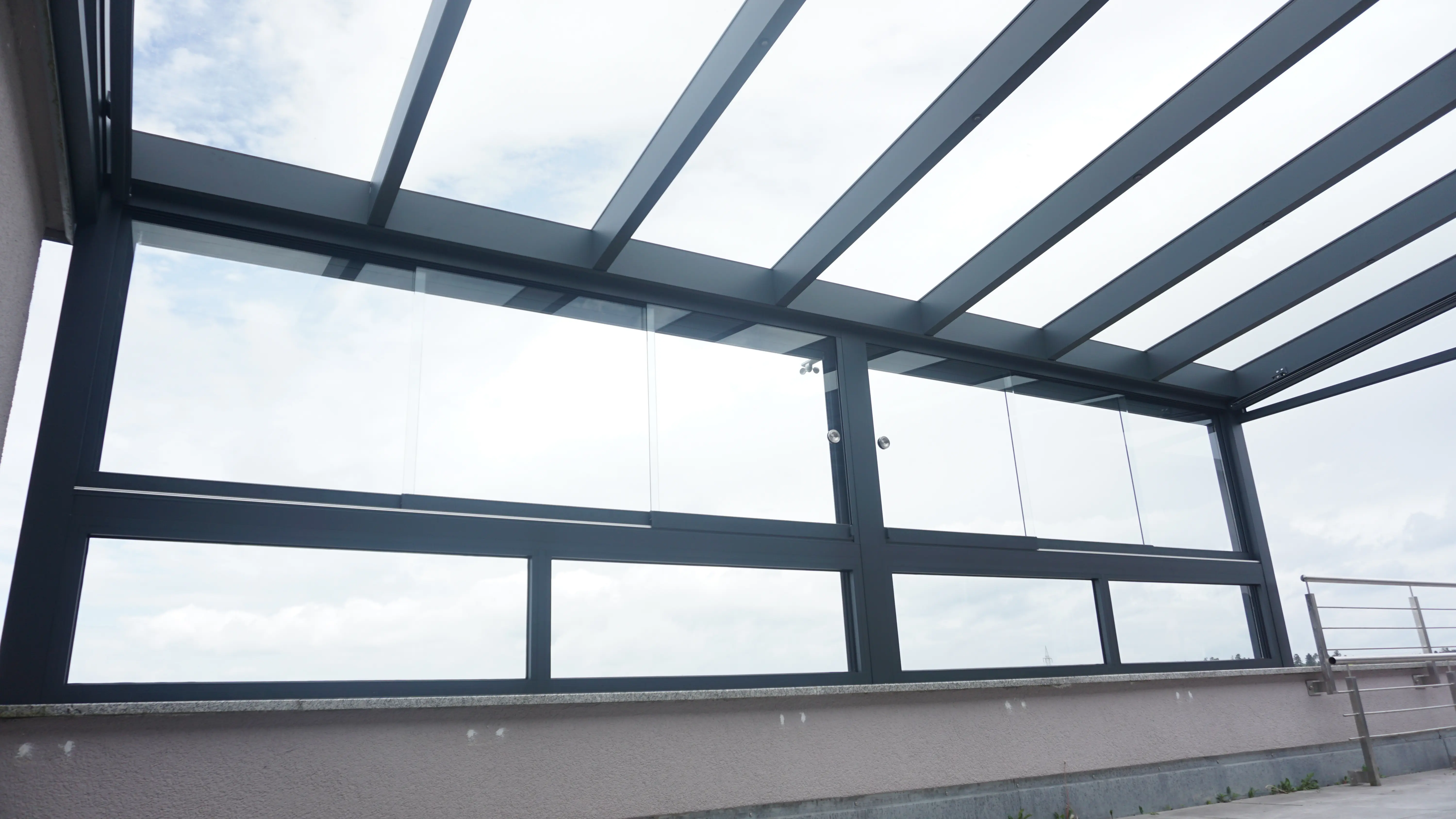 Terrassendach mit Glasdach und Glasschiebeelementen auf einer Dachterrasse