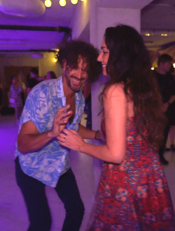 Gäster dansar i full rörelse på dansgolvet Casa del Fuego Västerås