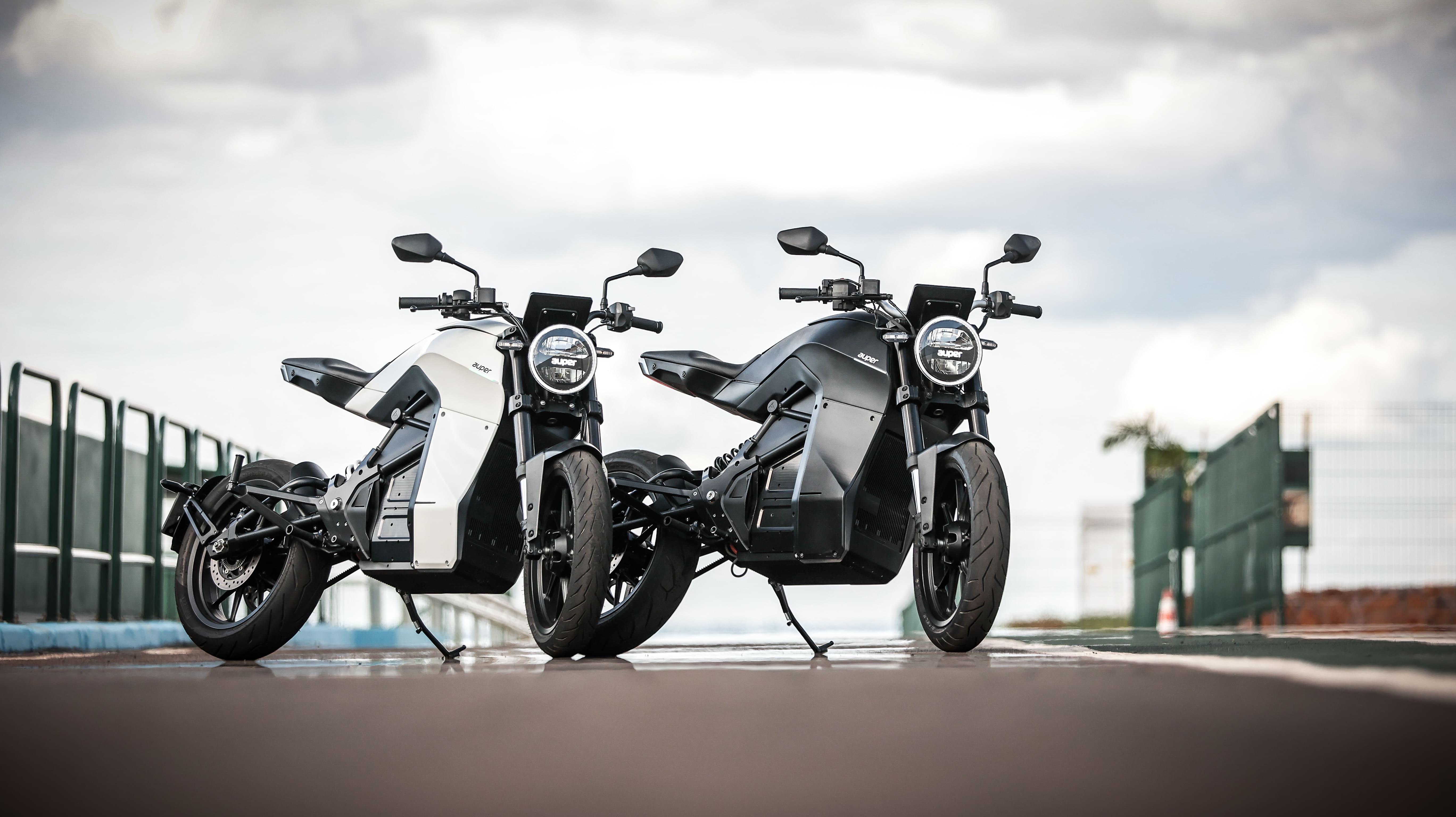 Motos branca e preta