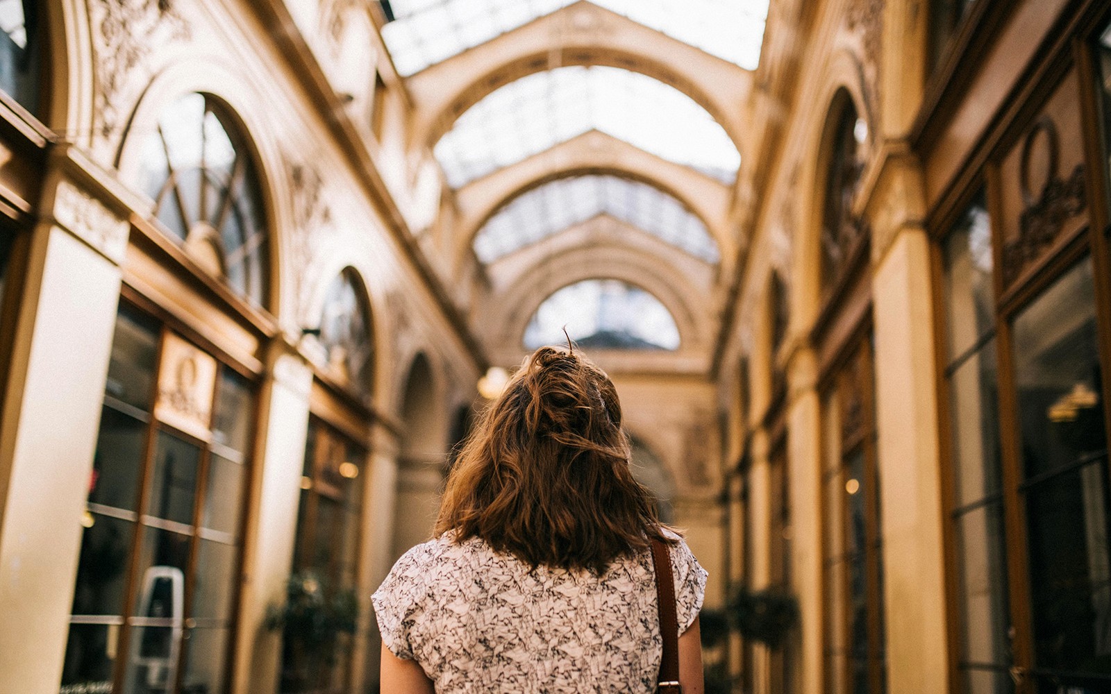 Promenade à travers un passage couvert à Paris lors d'une visite guidée.