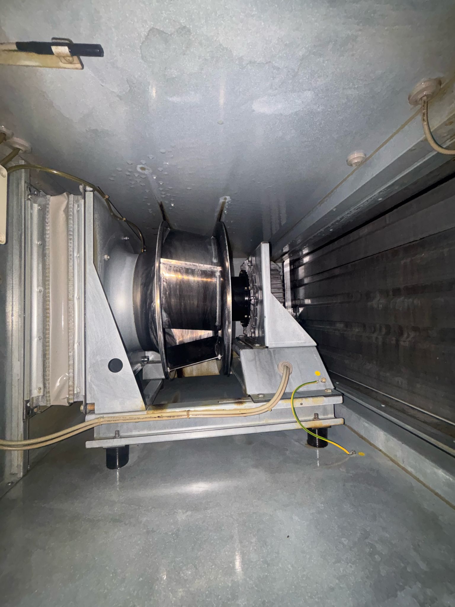 Dégraissage de hotte et moteur monobloc d'un restaurant méditerranéen à Morges