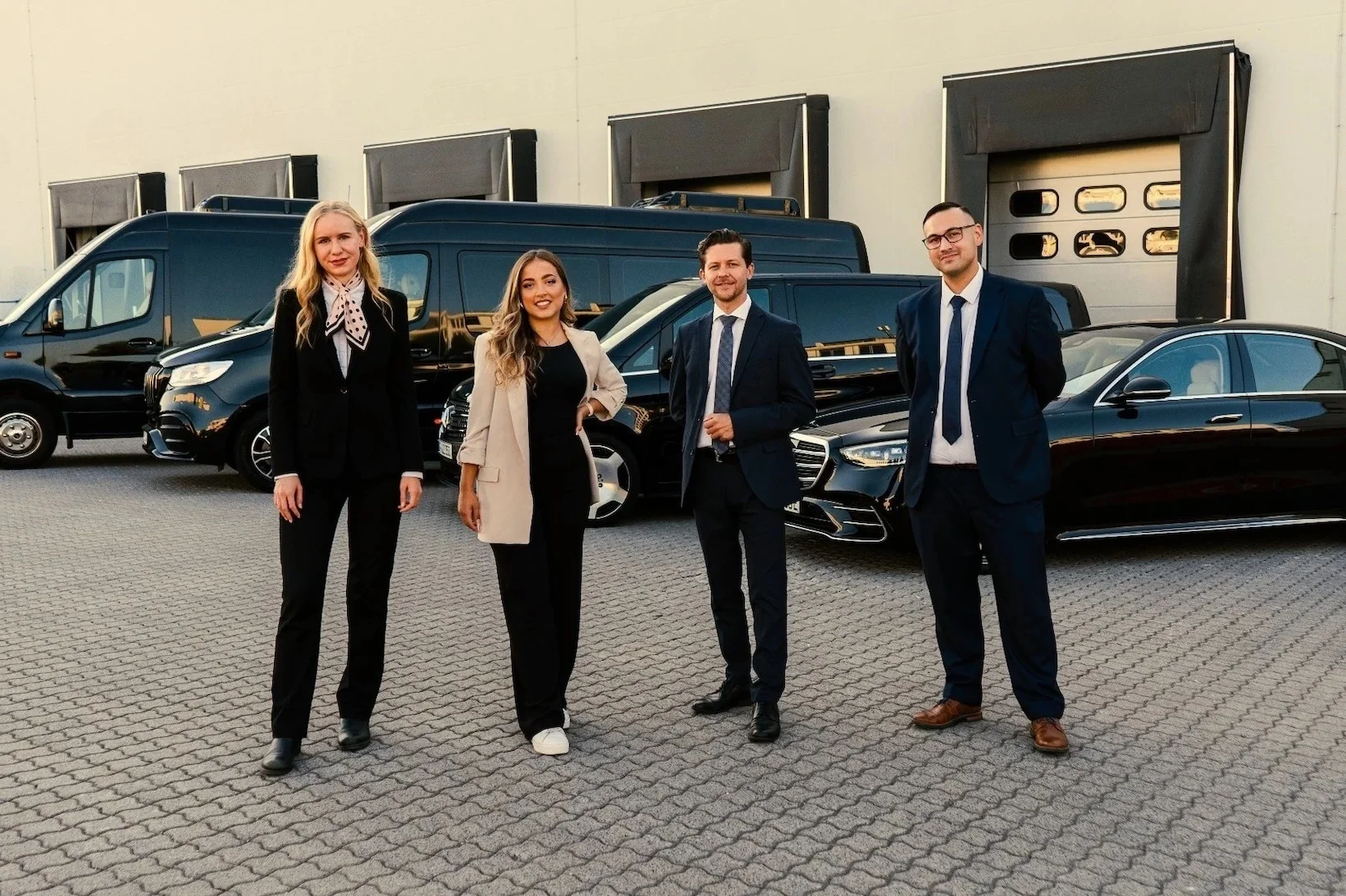 Limousinenservice Frankfurt Team vor den Autos