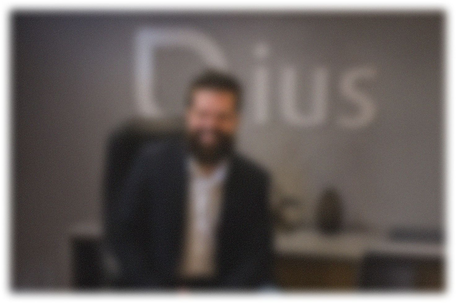 homem sentado na cadeira