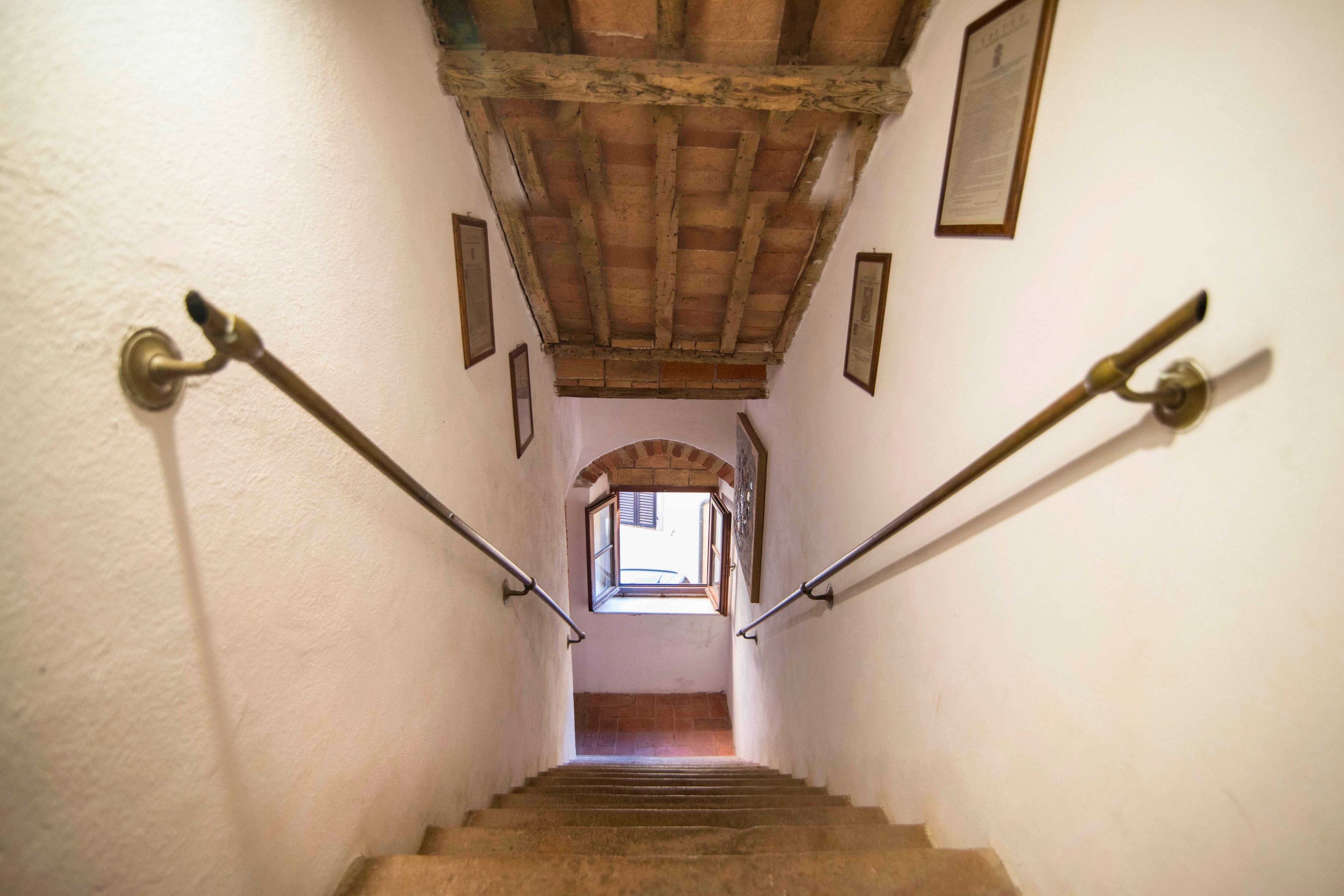 Scala interna in pietra in un borgo della Maremma Toscana provincia di Grosseto