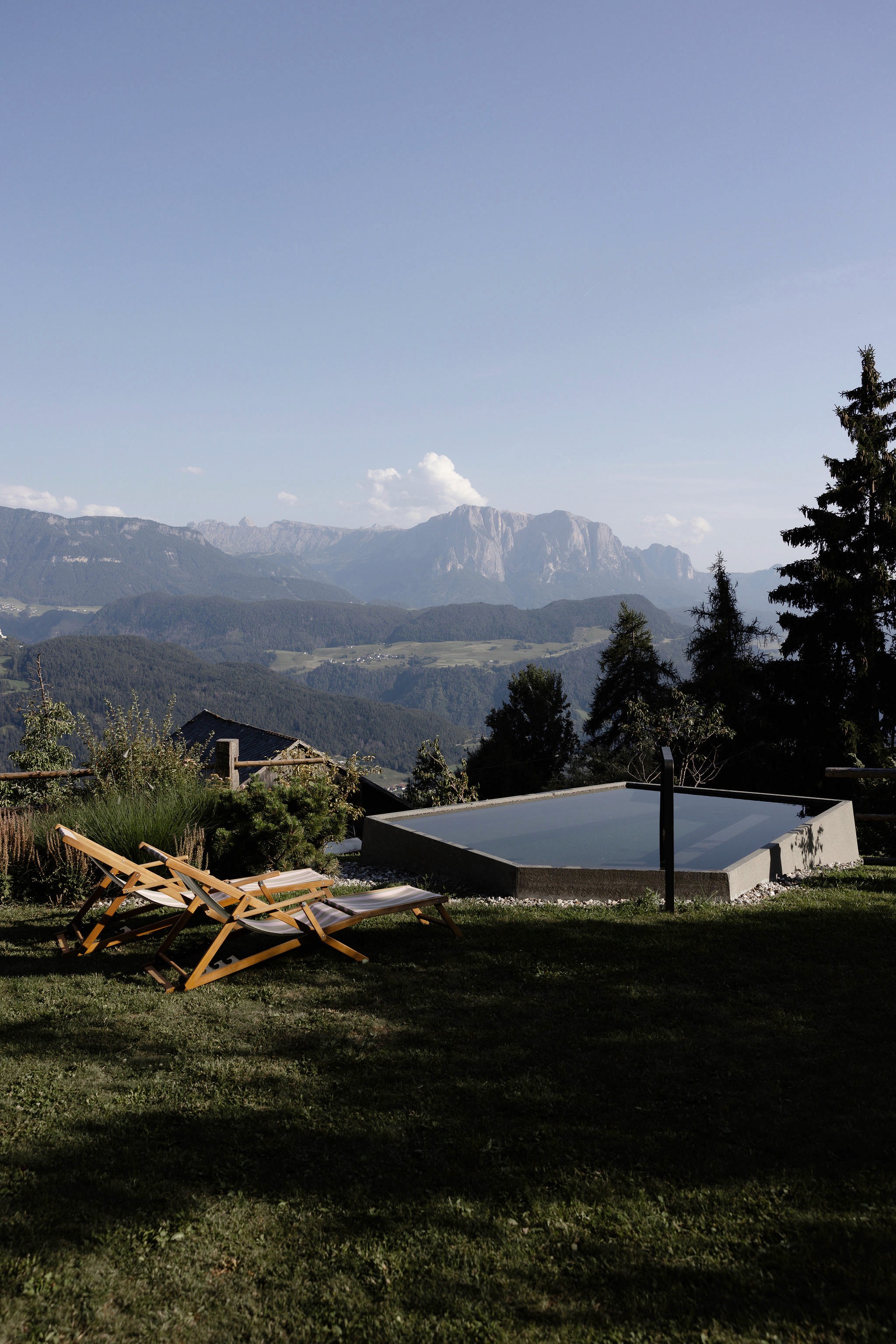 An outdoor pool with a view of the Dolomites