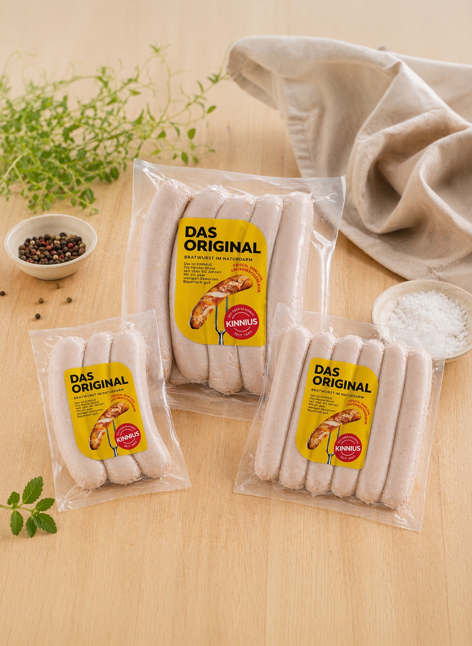 Das Original Bockwurst: Drei Packungen mit würzigen, deutschen Bockwürsten im gelben Design.