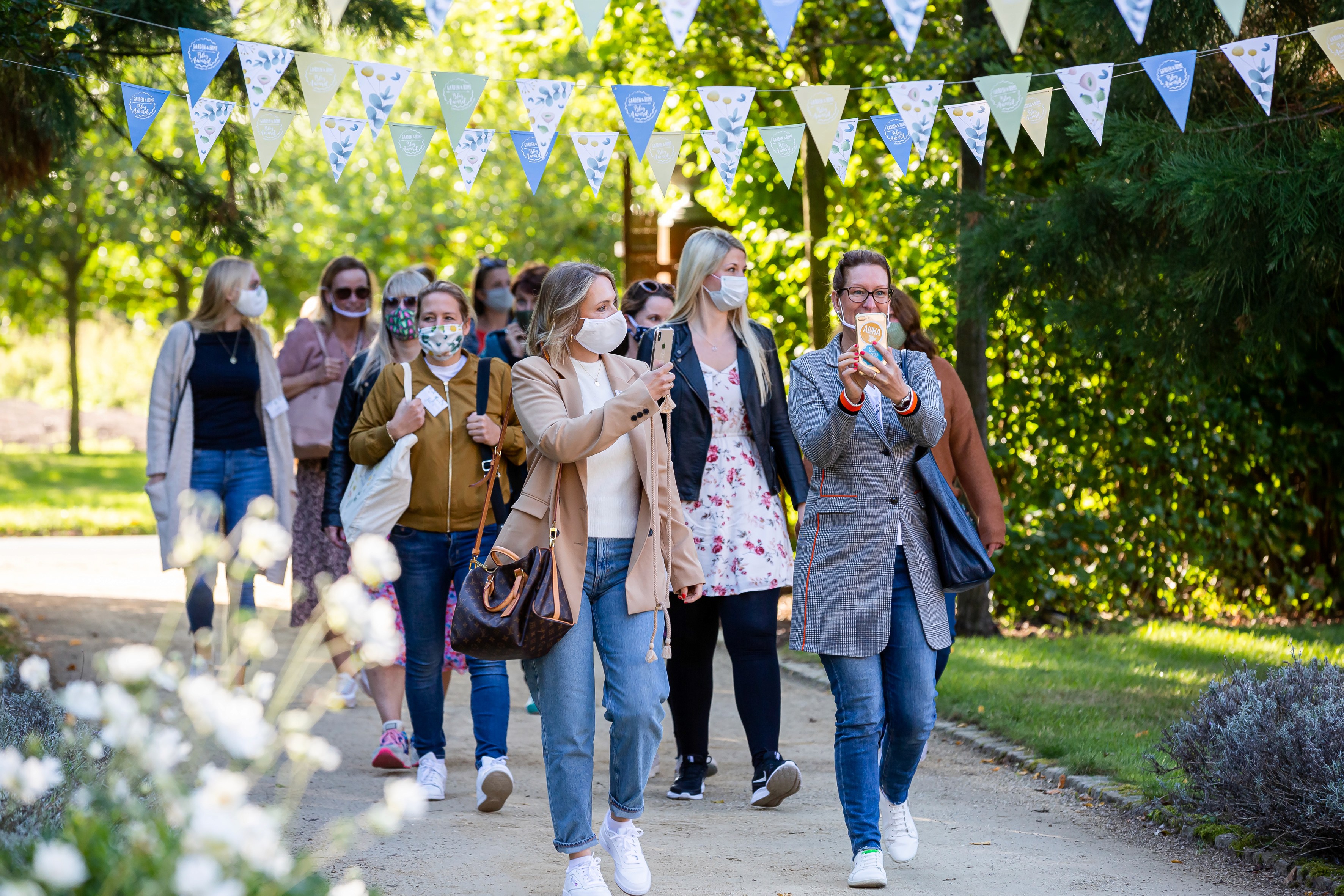 Creator kommen beim GHBA 2020 an und gehen durch einen grünen, mit Fahnen geschmückten Weg.