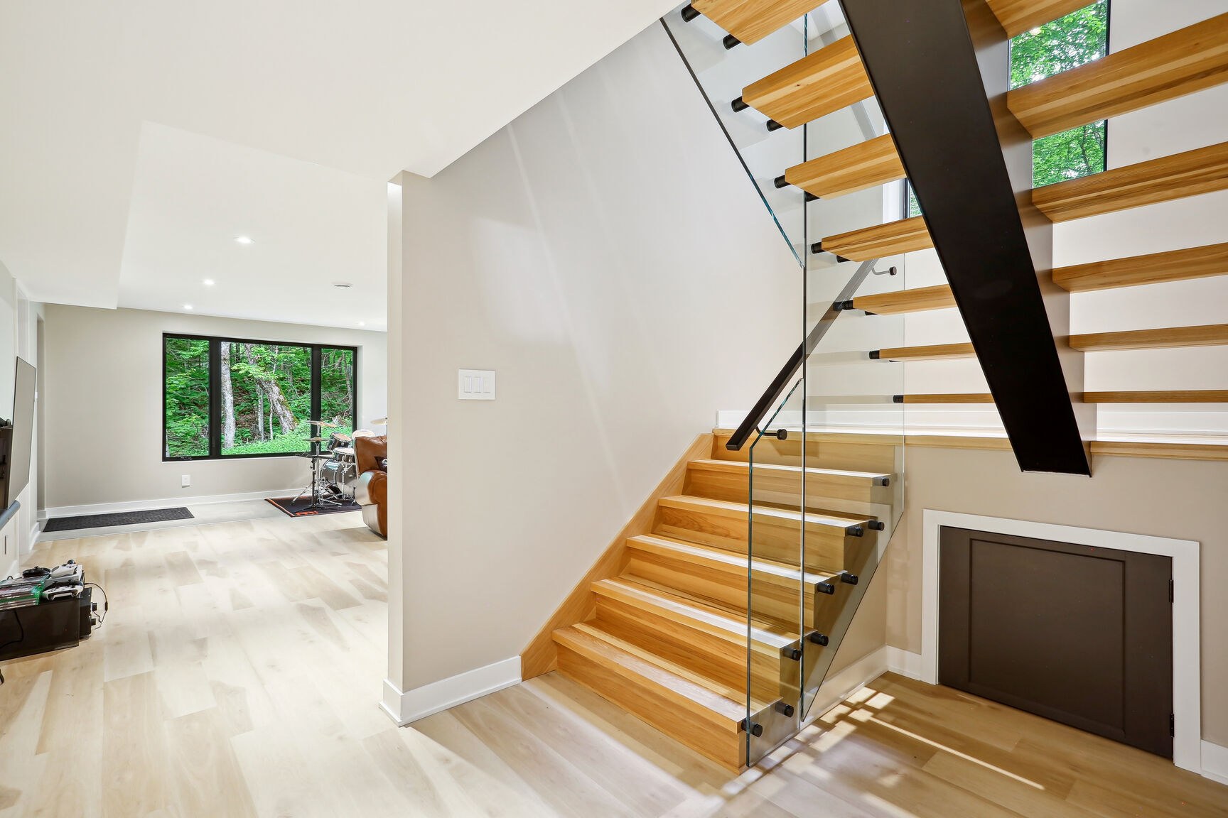 Escalier niveau jardin et vue sur le salon