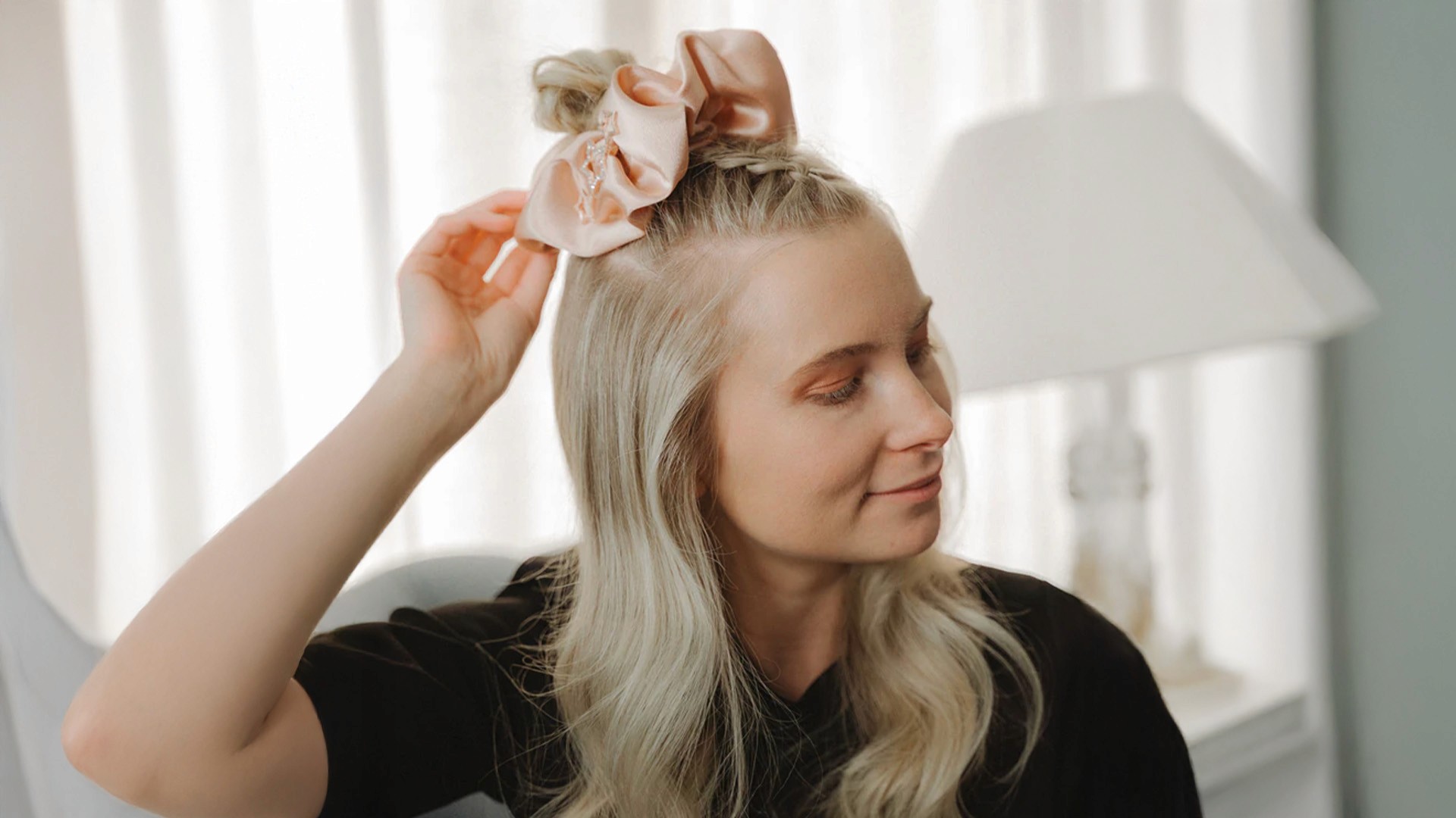 invisibooble hair gadget, 2 girls portrait, pastel colors
