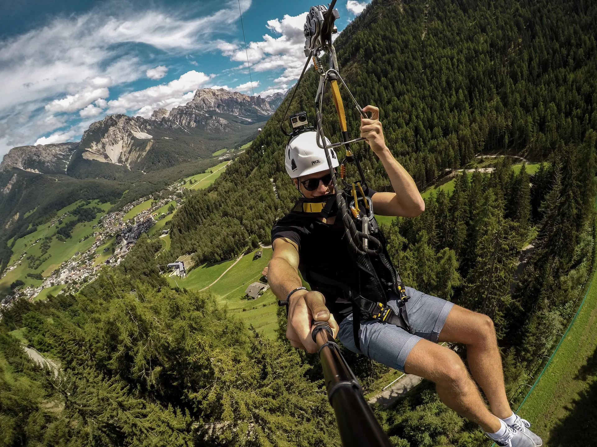 Selfie GoPro sulla zipline con panorama della valle dolomitica