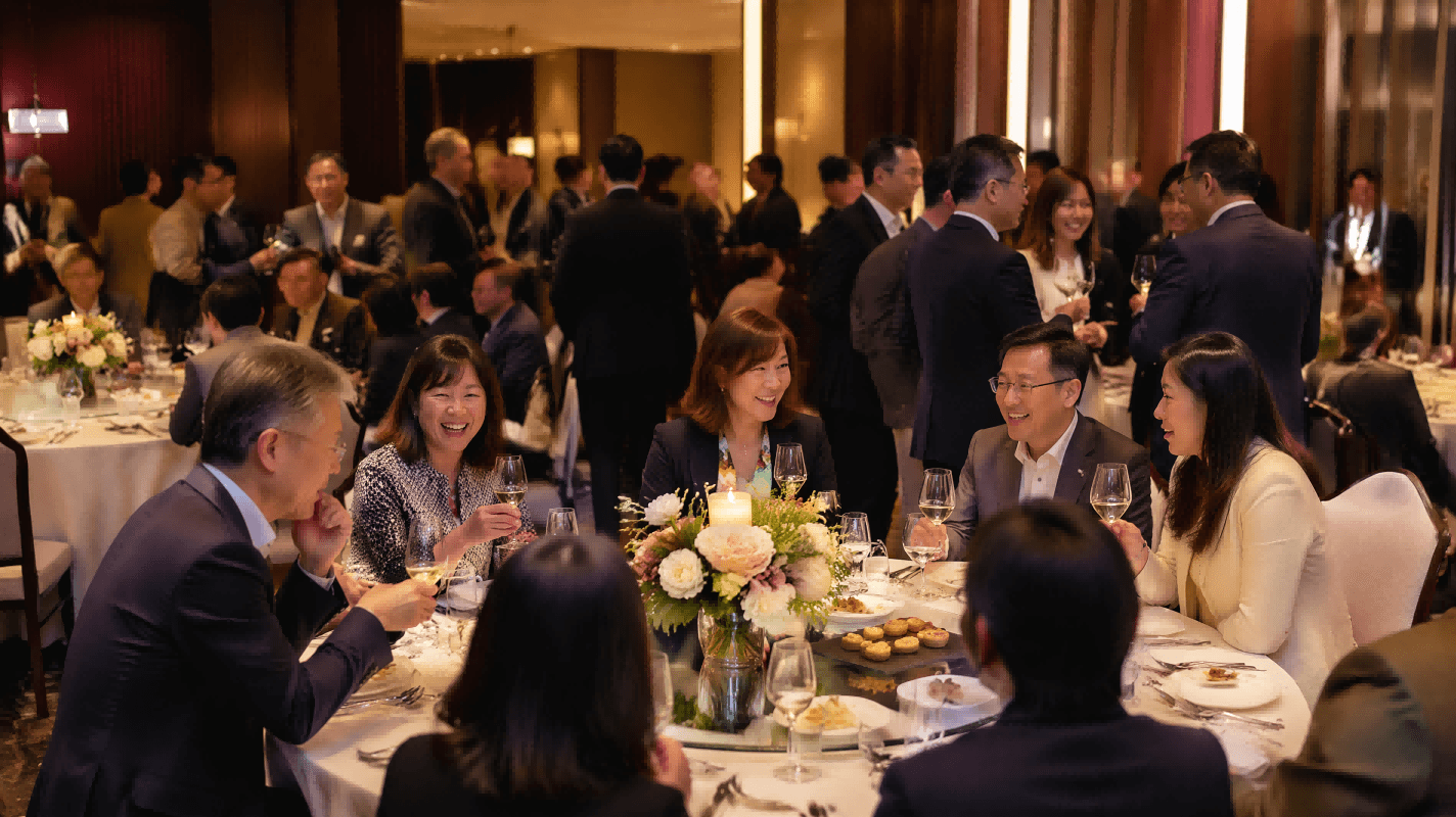 香港企業客戶感謝日或商務晚宴現場，專業人士於高級宴會廳圓桌社交及交流。
