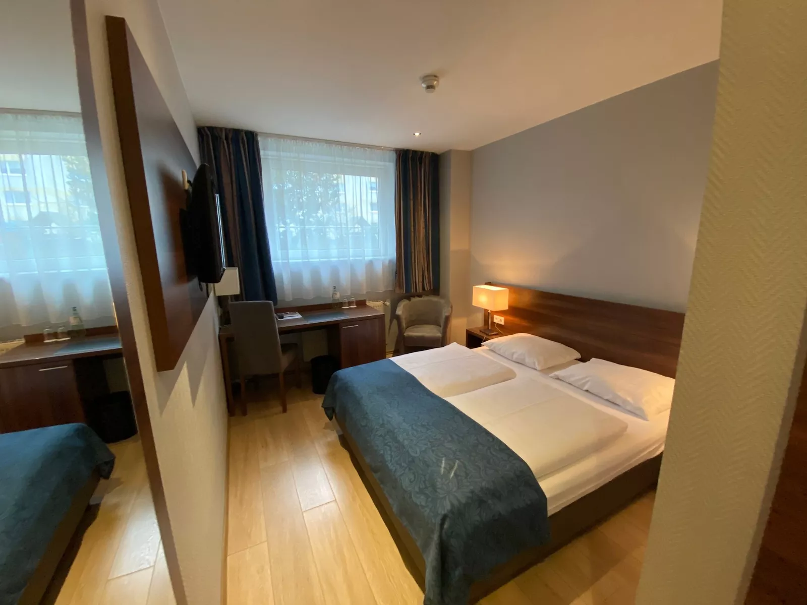 Ansicht eines Economy Zimmers mit Blick aufs Bett