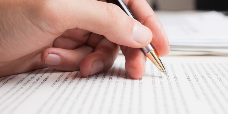 一个人在审阅合同