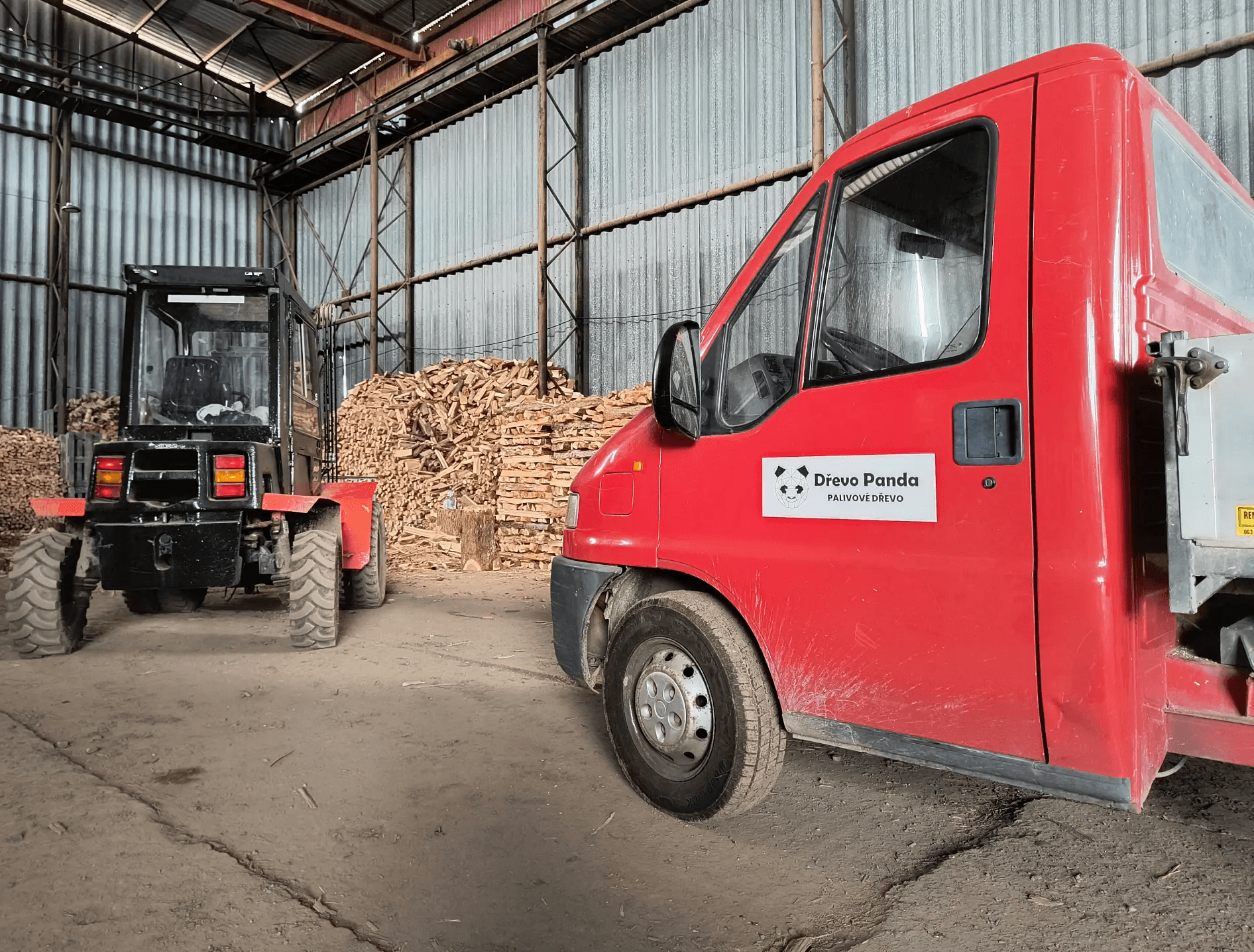 Sklad palivového dřeva Dřevo Panda a nákladní auto