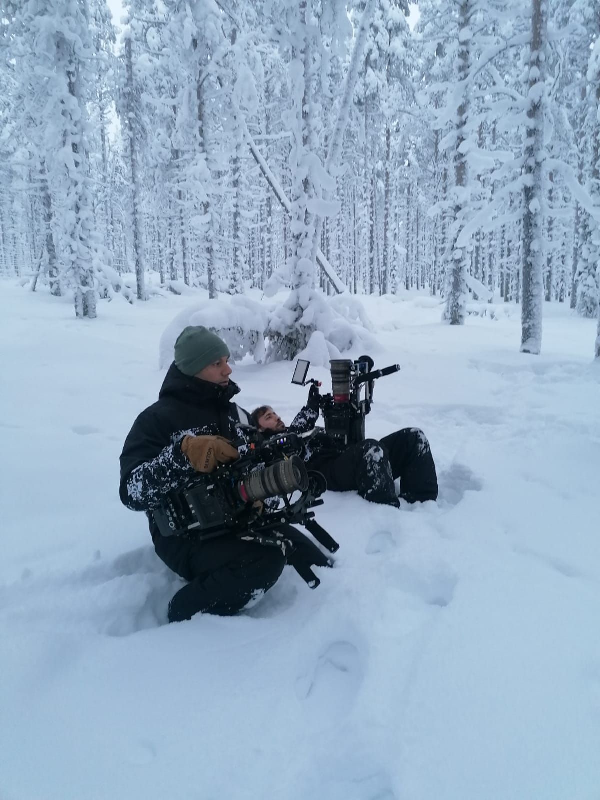 Javier Ramírez and the camera team filming low in deep snow for Soy Georgina