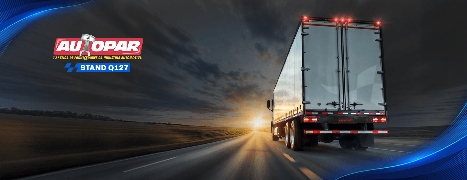 caminhão iluminado ao entardecer com faróis Pradolux