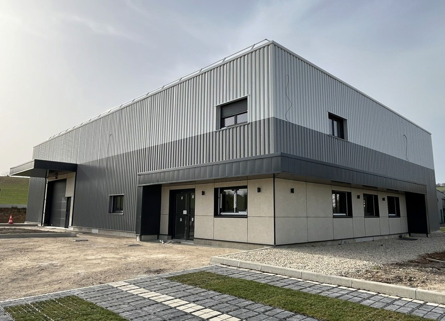 Batiment industriel avec plusieurs types de bardage