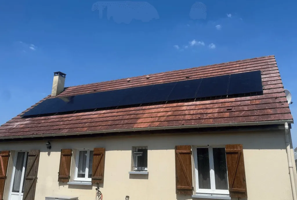 Photo du toit d'une maison à Donnemain-Saint-Mamès équipée de panneaux photovoltaïques dont l'installation a été faite par Solarock.
