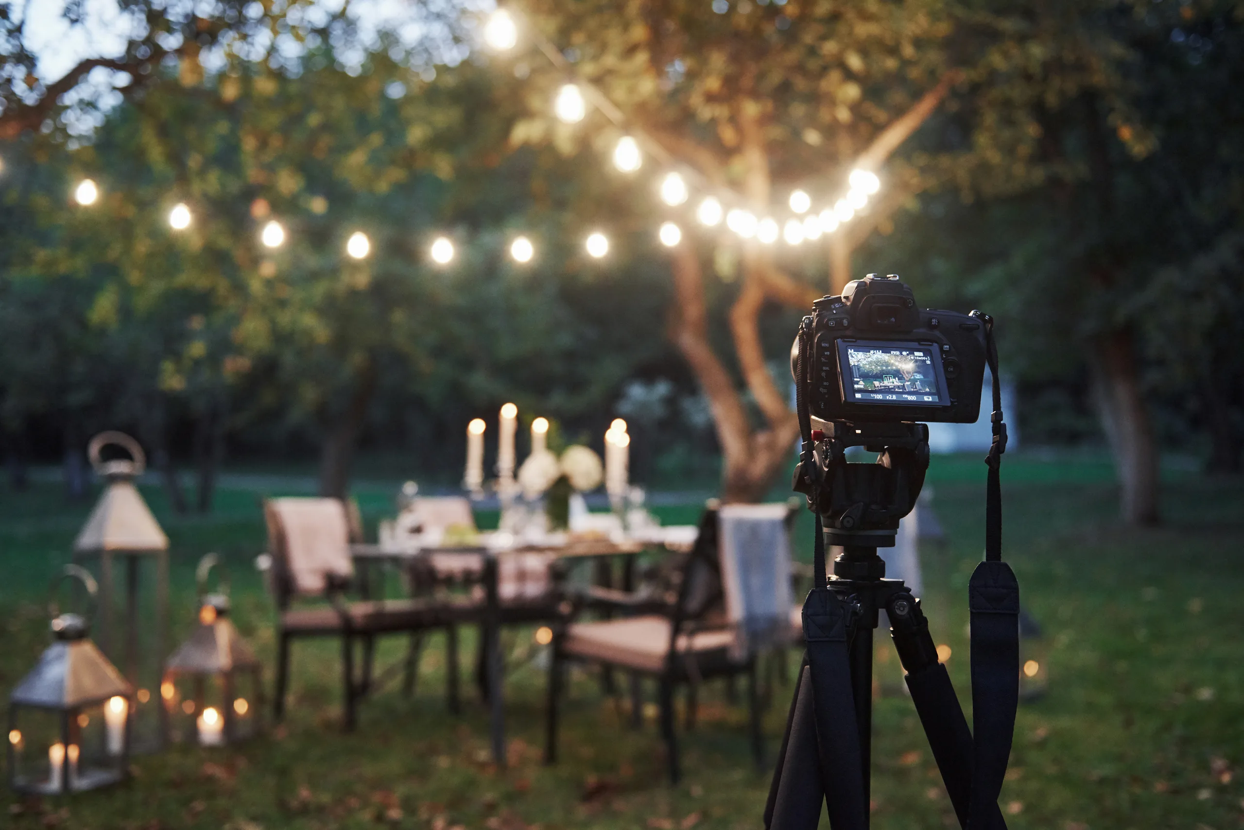 cenário externo preparado para sessão fotográfica com iluminação