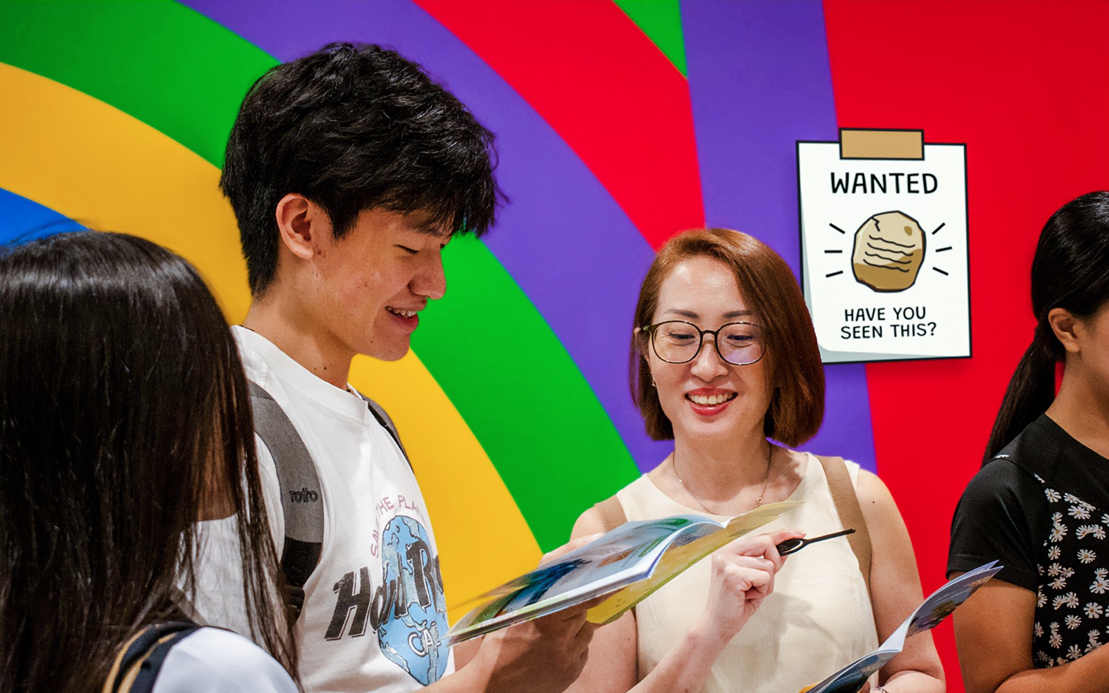 Ang mga kalahok ay nalulutas ng mga palaisipan sa panahon ng RANSACK PUZZLE HUNT: The Meltdown Menace sa isang parke sa lungsod.