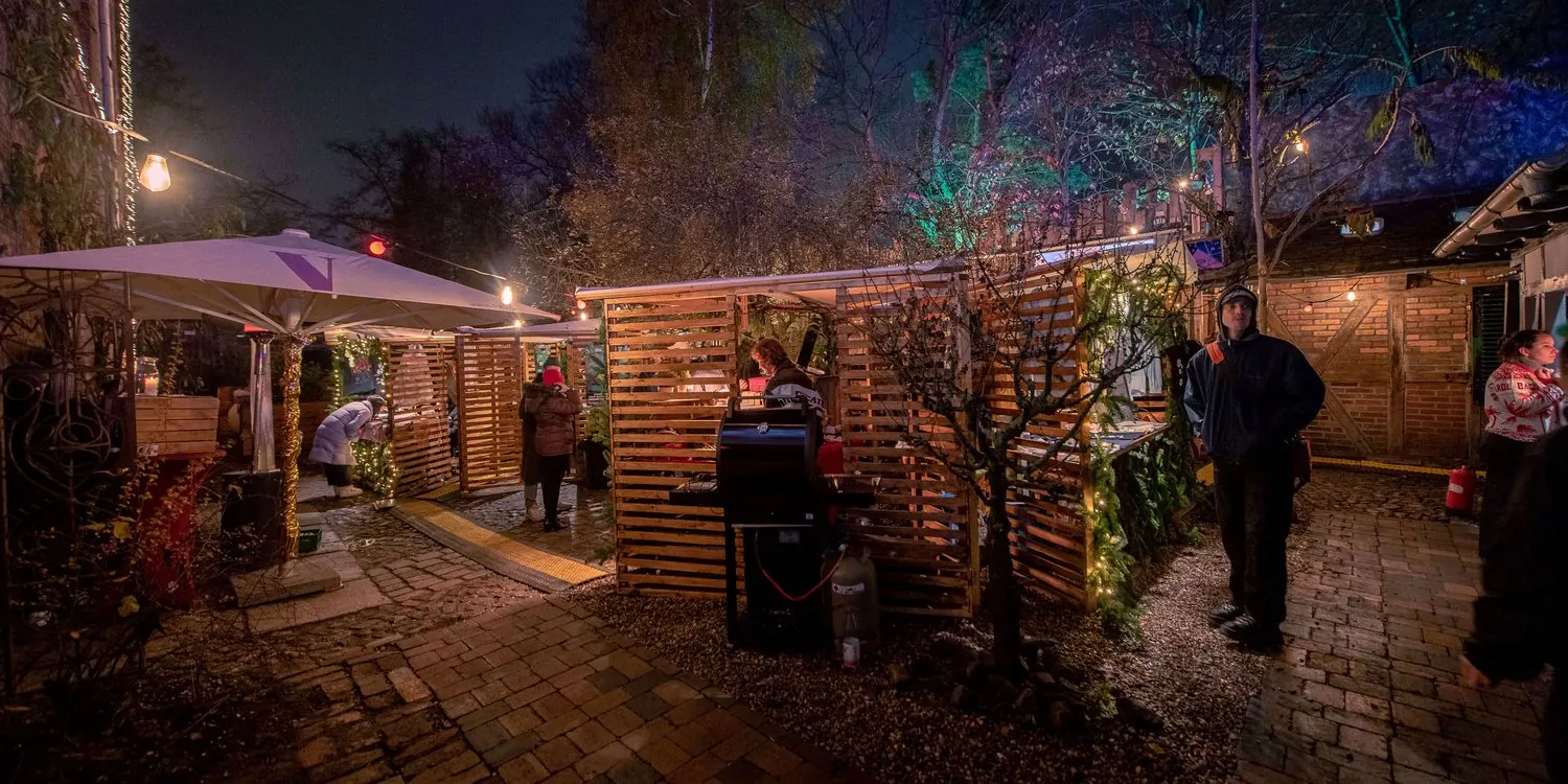 Weihnachtsmarkt mit Holzhütten und Lichterketten im Kreativquartier Kreuzberg