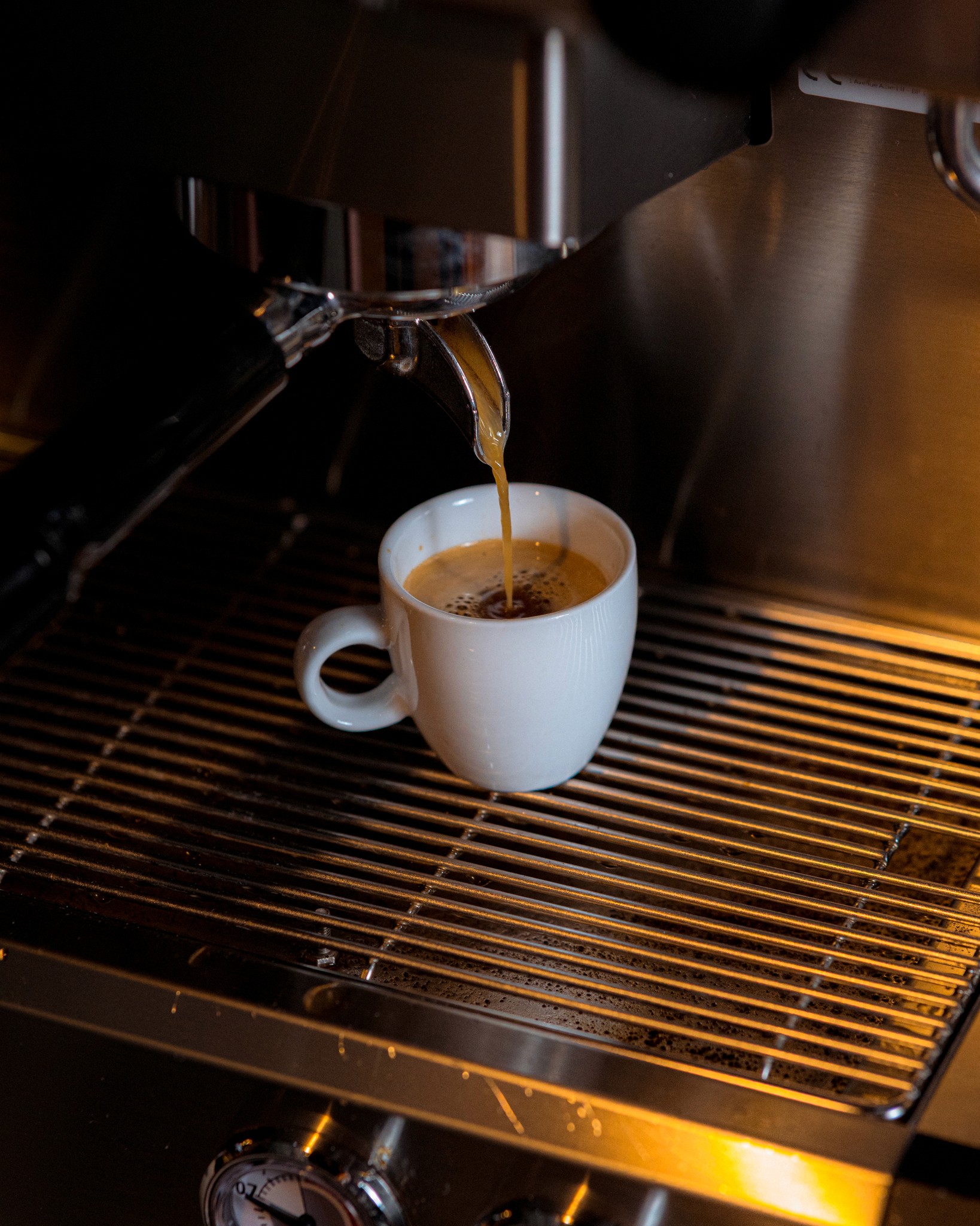 café serré depuis une machine professionnelle, symbole du soin apporté aux boissons chaudes servies après le repas.