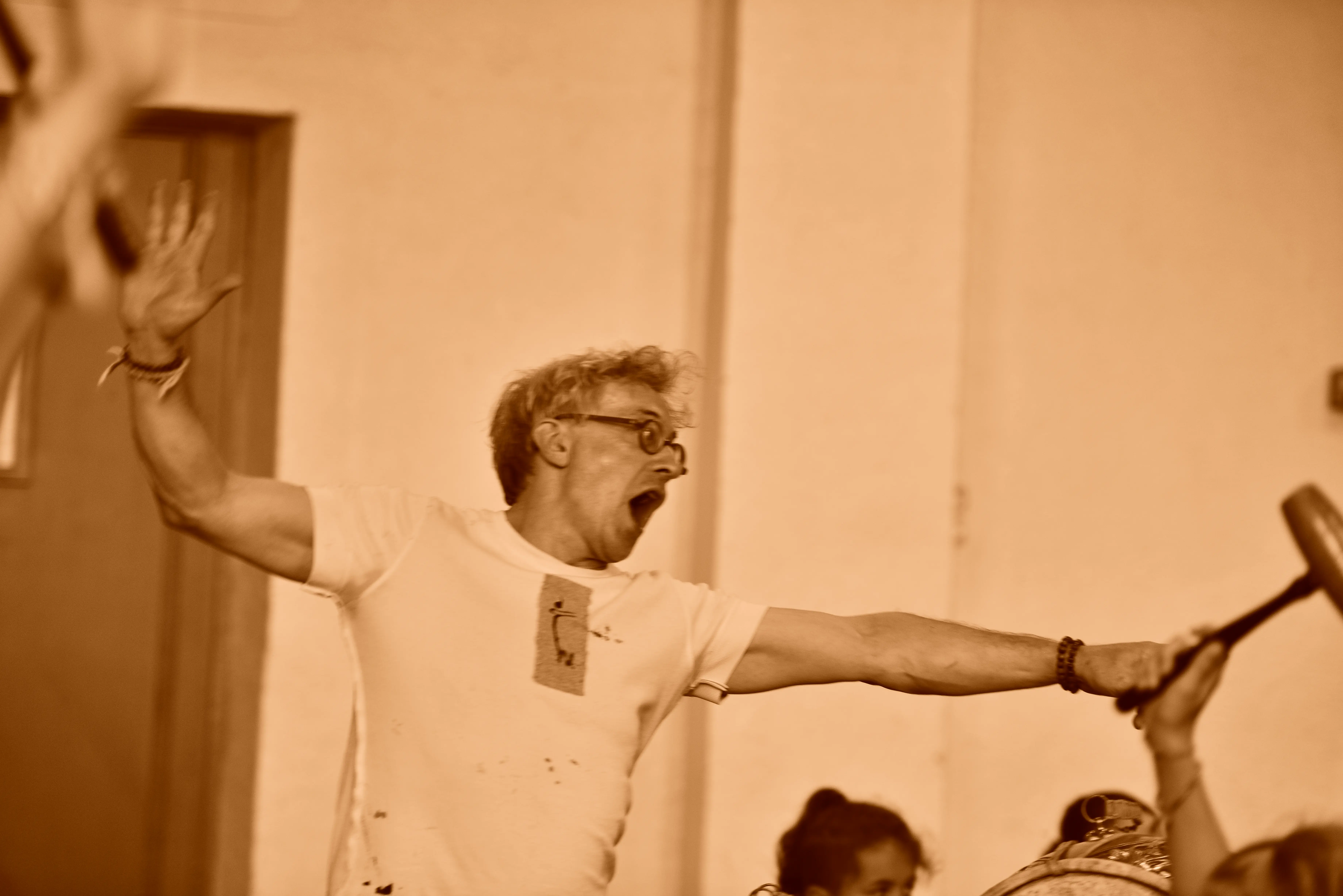 Un homme lève les bras en l'air pendant un spectacle.