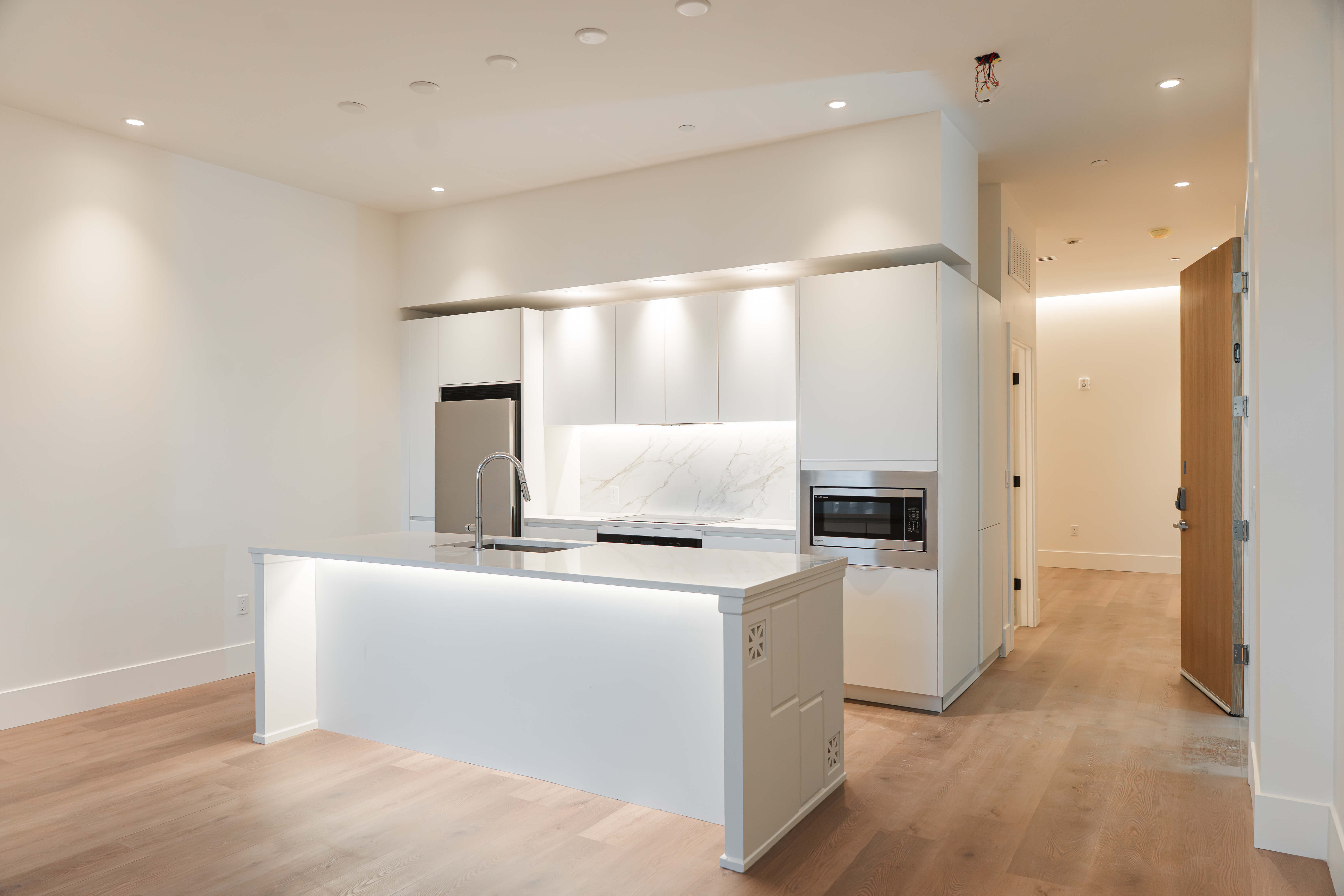 closeup photo of brown leaf near brown wooden frame