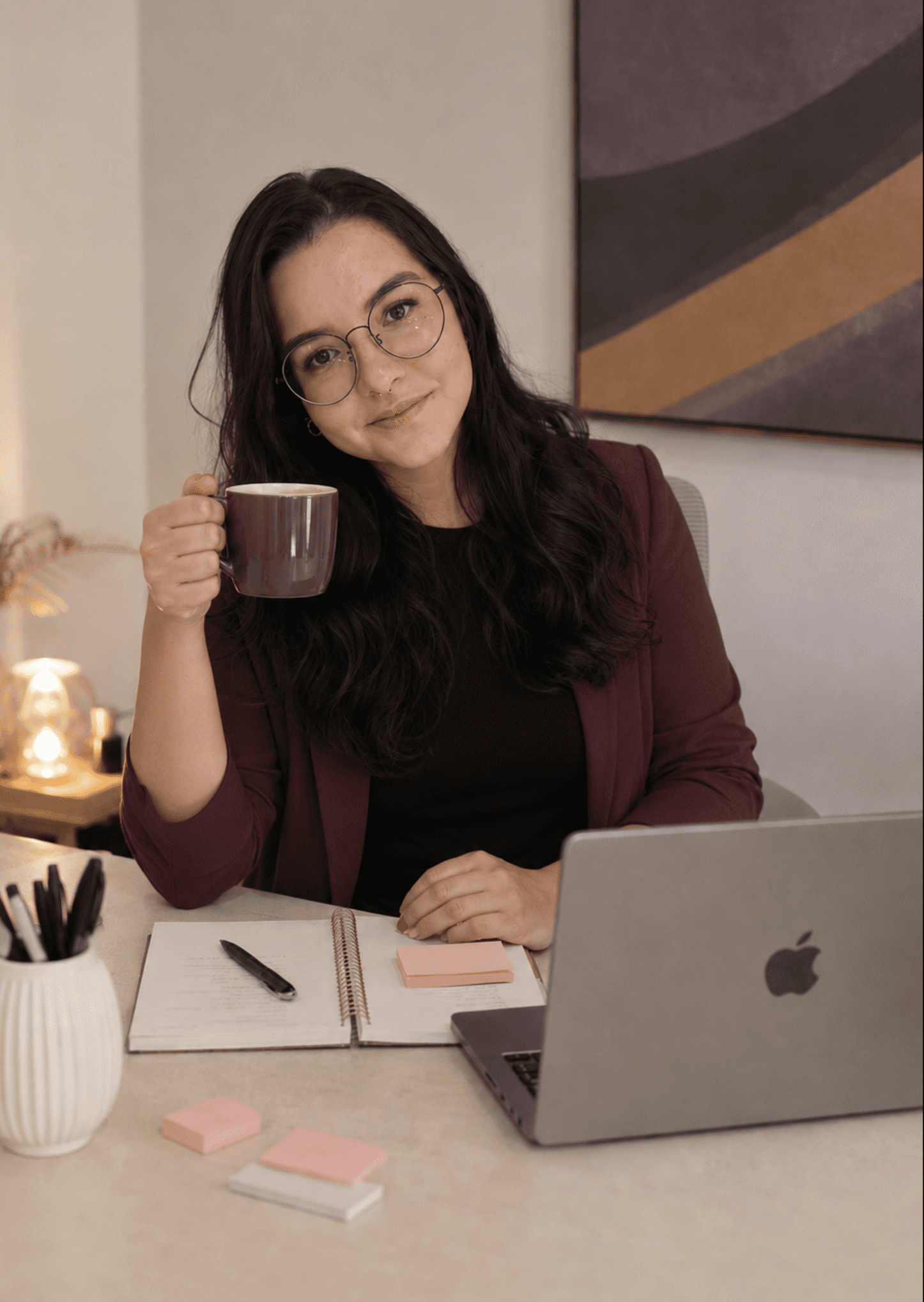 Camila trabalhando no escritório