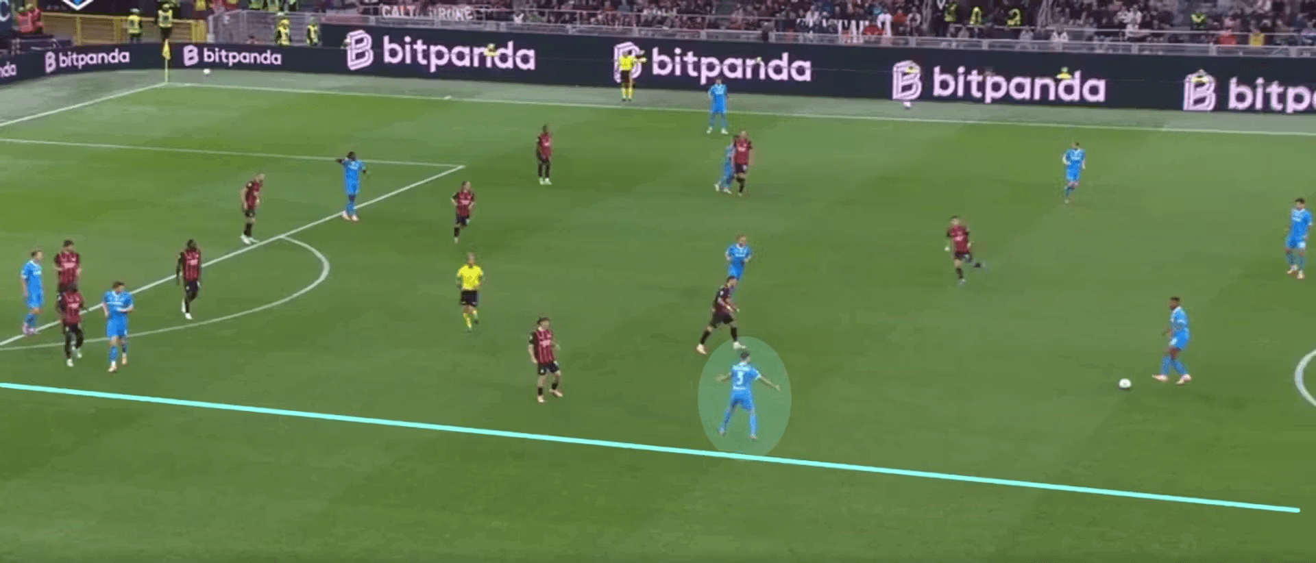 Позиционно всички играчи на Наполи са в дясната част на терена, а Гутиерес е точно в центъра