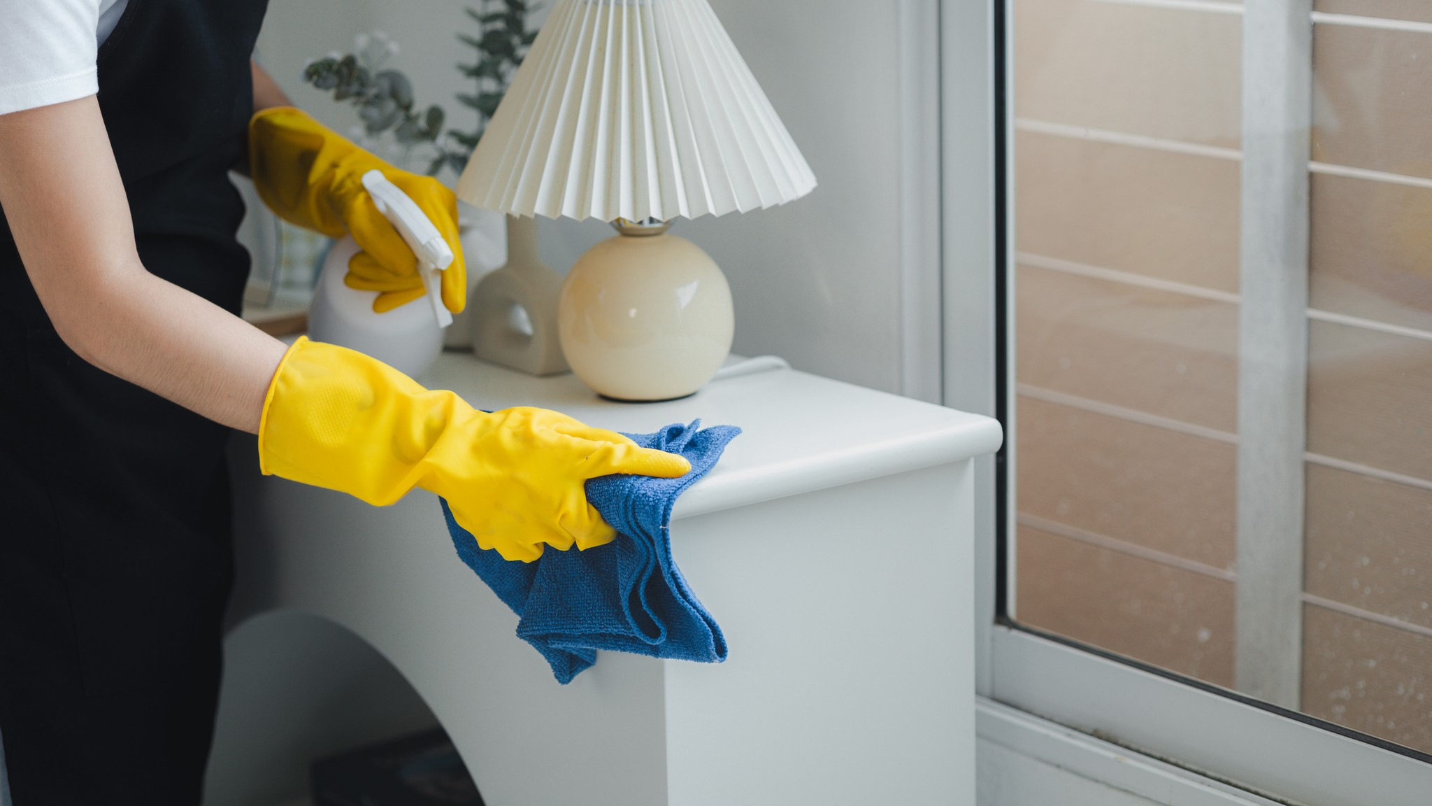 Moderner Verkaufsraum eines Bekleidungsgeschäfts mit Kleidung und Regalen.