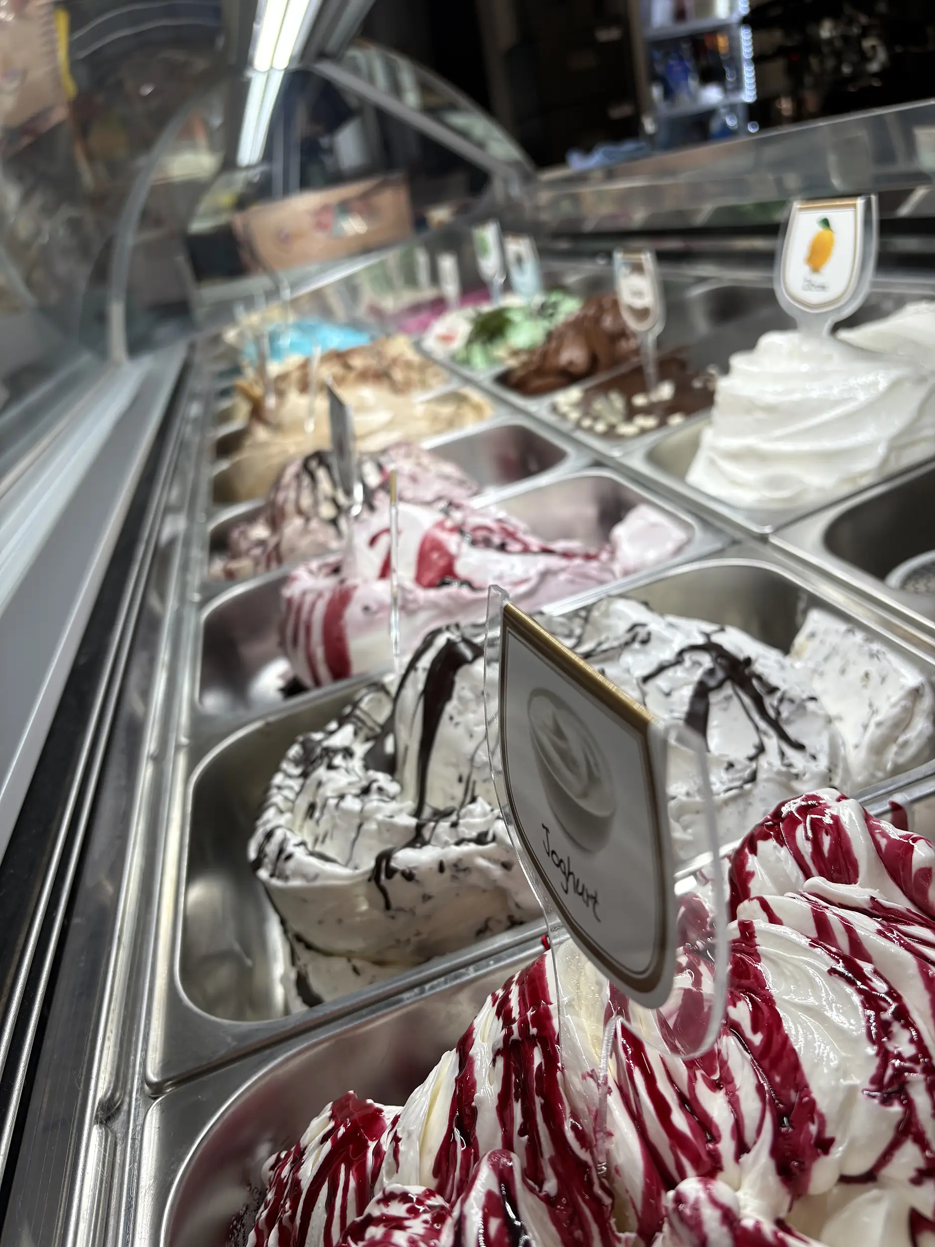 Vielfältige hausgemachte Eissorten in der Eistheke
