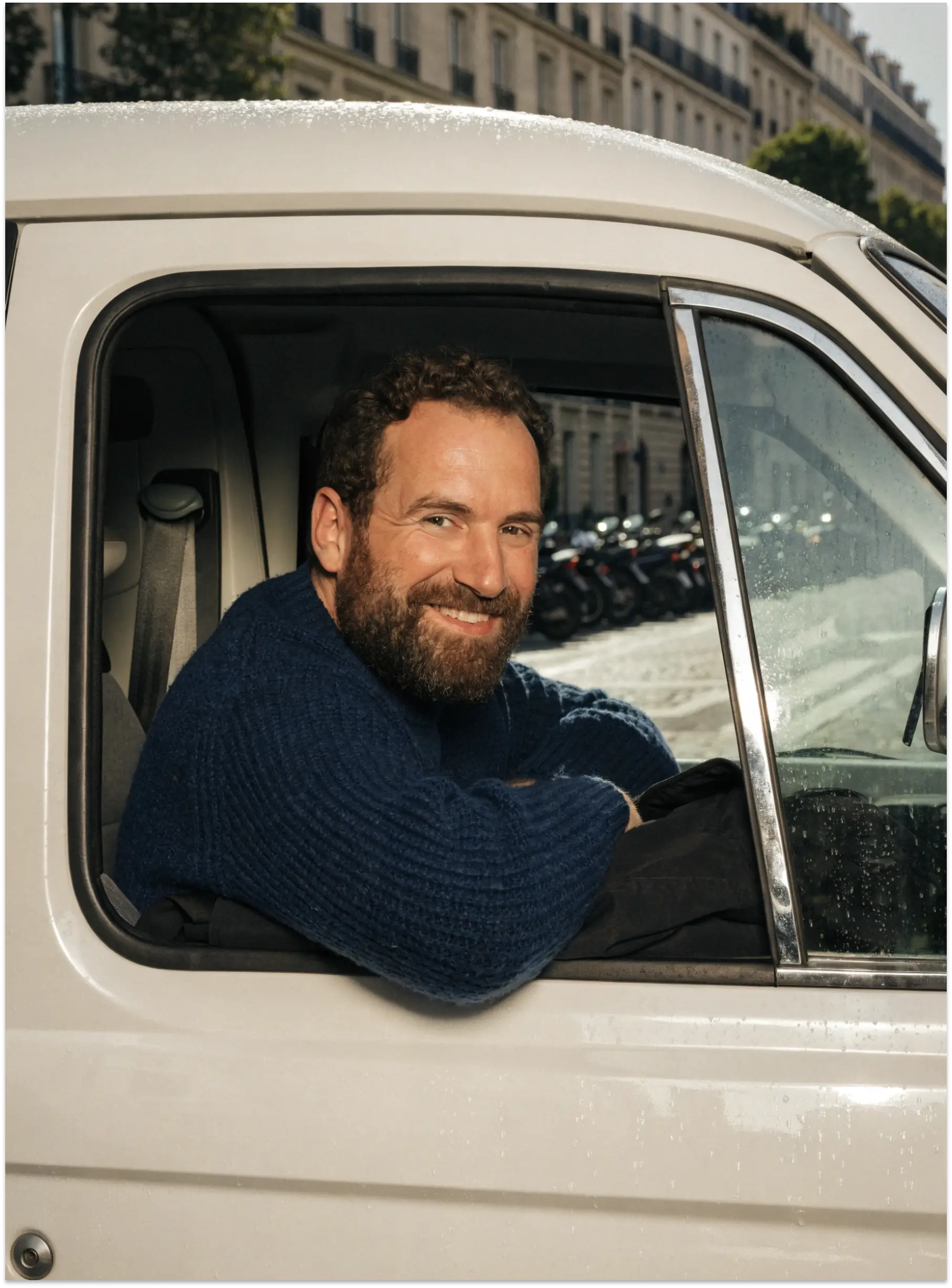 Un homme dans son camion de franchisé