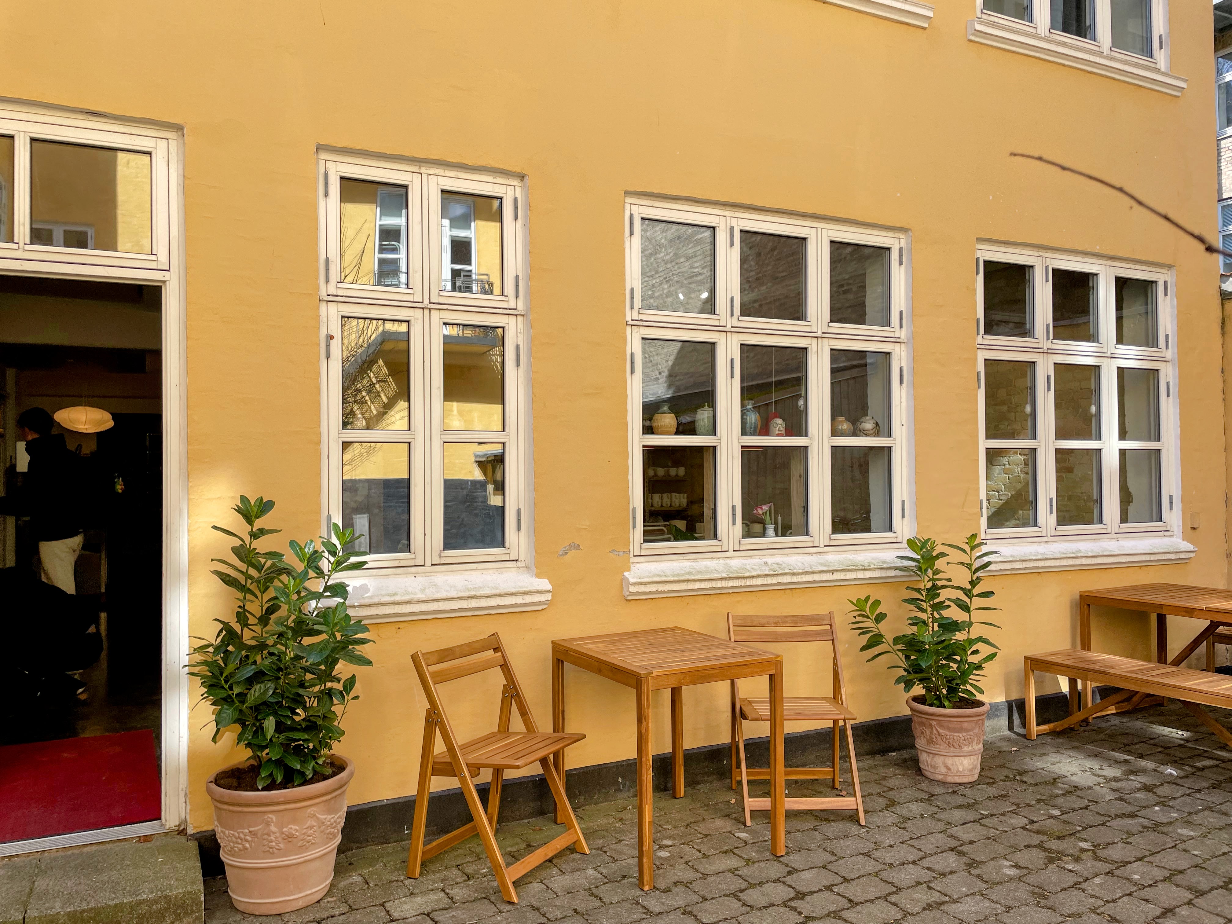 gårdspladsen i Lervaerks keramikstudio