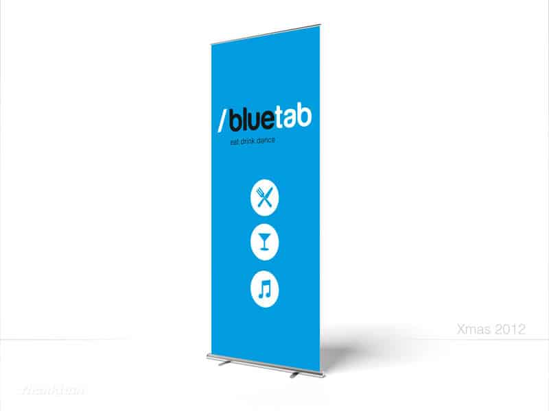 Banner vertical con logotipo de Bluetab y símbolos de comer, beber y bailar en fondo azul.