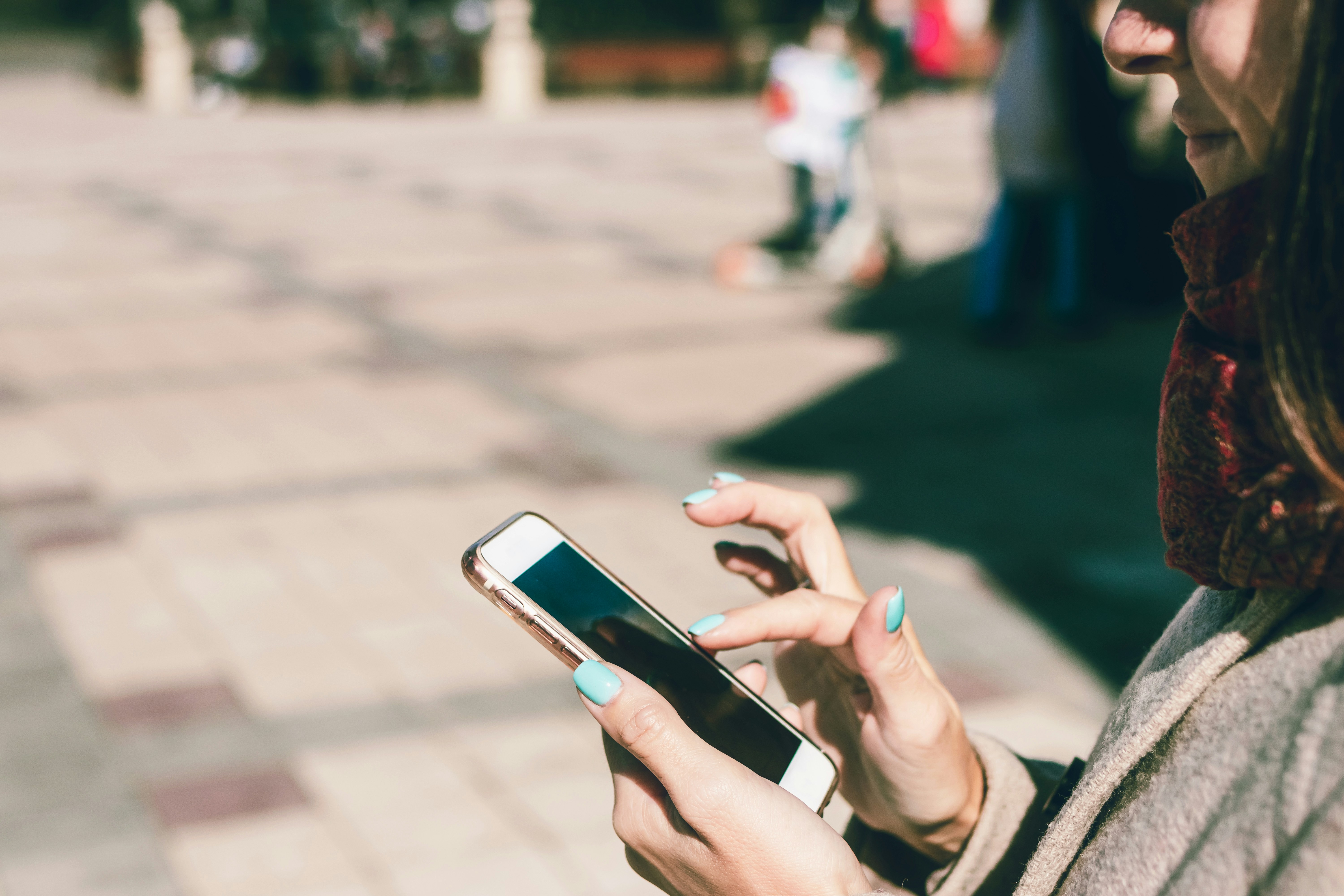 girl using mobile - Tana PKM