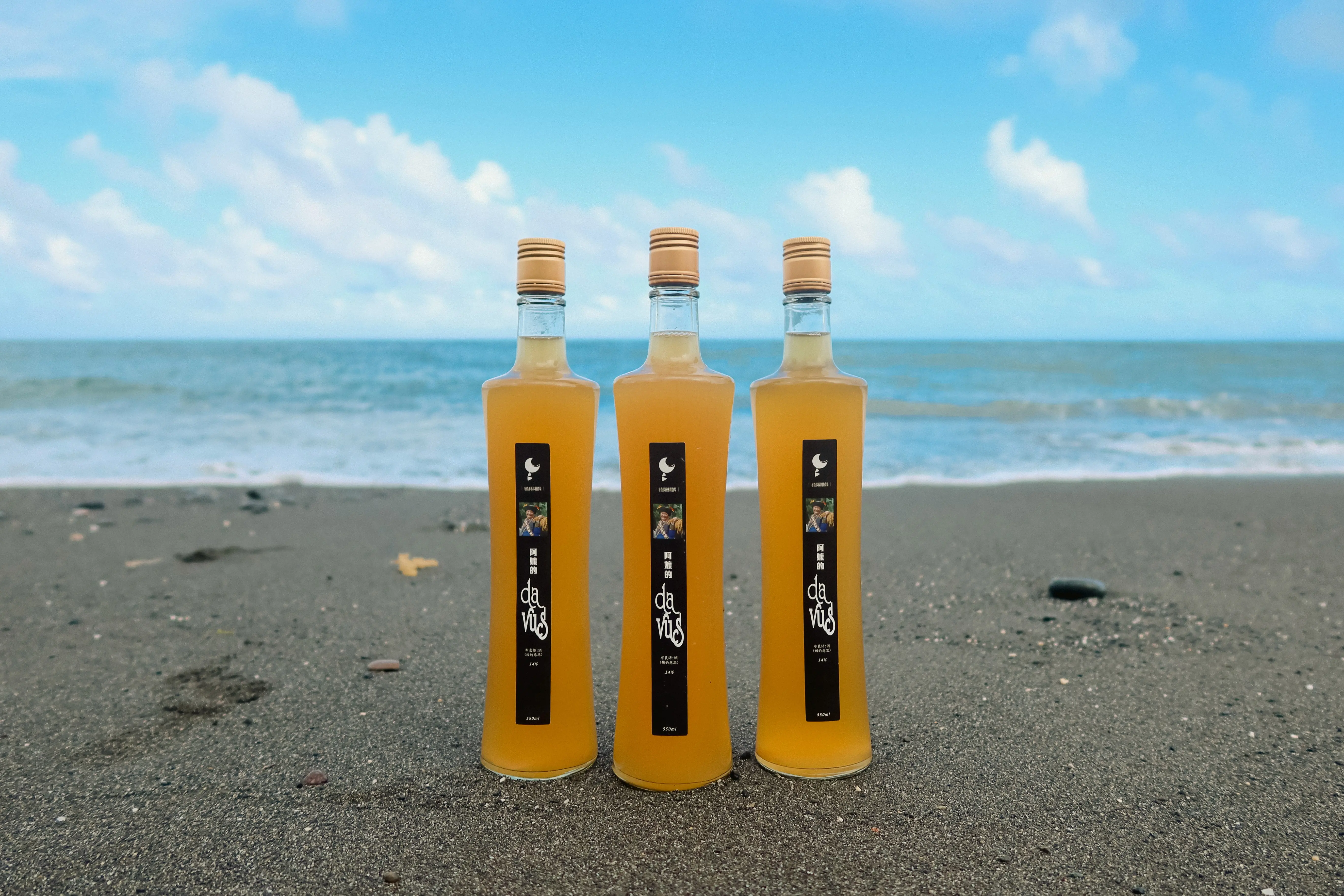 熱帶低氣壓 Low Pressure 的阿嬤小米酒在海邊