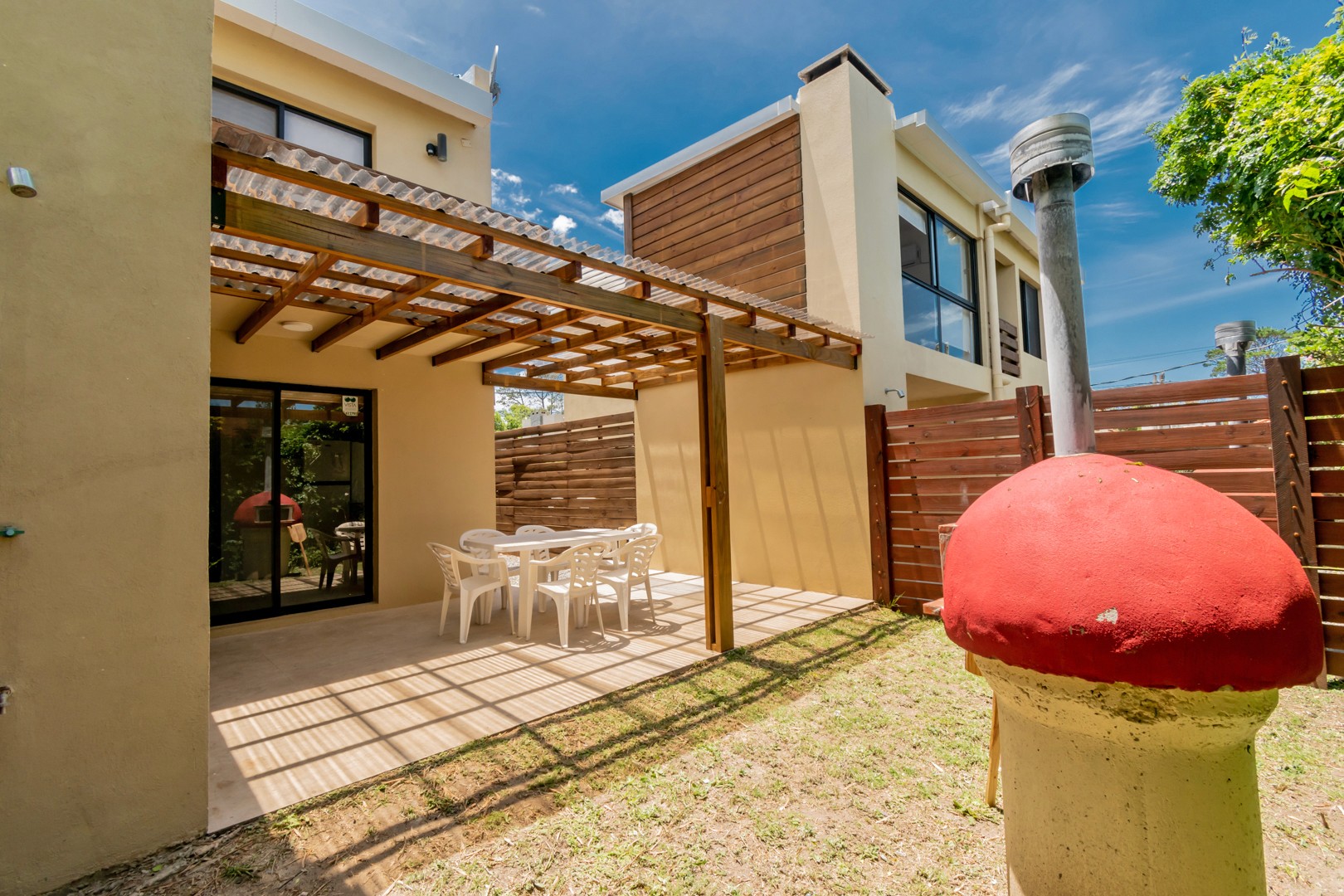 Parrillero y patio trasero en Casa Gaviotas con jardín y parque - área exterior perfecta para reuniones y actividades al aire libre.