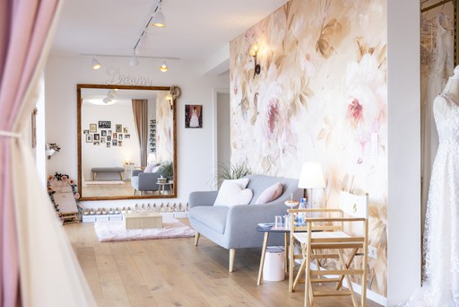 Exklusiver Brautmode Concept Store Märchenhaft in Homburg – modernes Ambiente für die private Brautkleid-Anprobe.