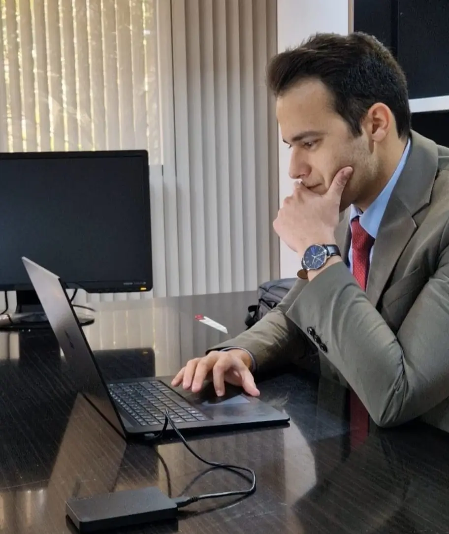 Asesor financiero en Alicante Eduardo Asensio Fernández trabajando