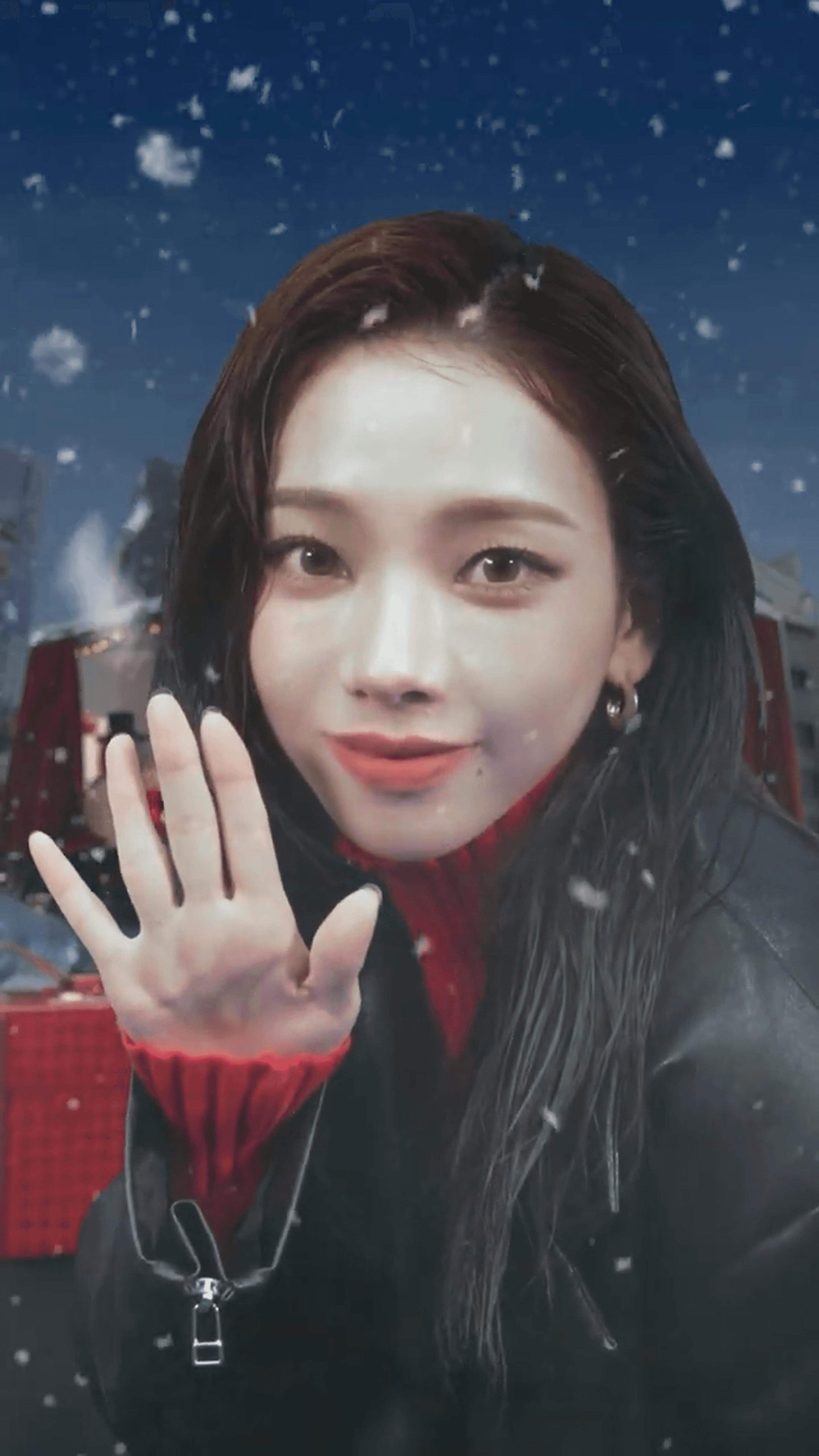 신세계 Hello, New Santa 캠페인에서 눈 내리는 크리스마스 무대 밖으로 등장해 손을 흔드는 카리나