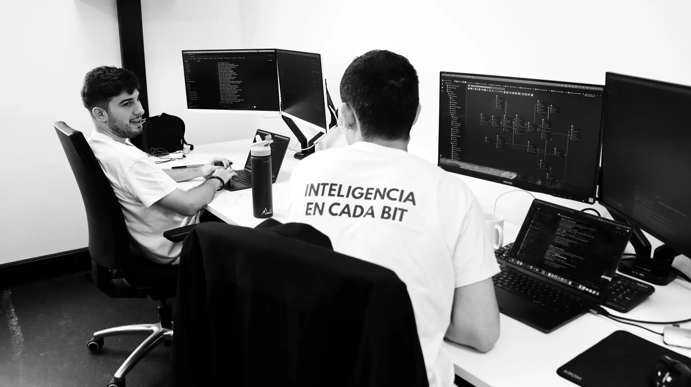 Dos personas del equipo de tenderyou trabajando en sus puestos