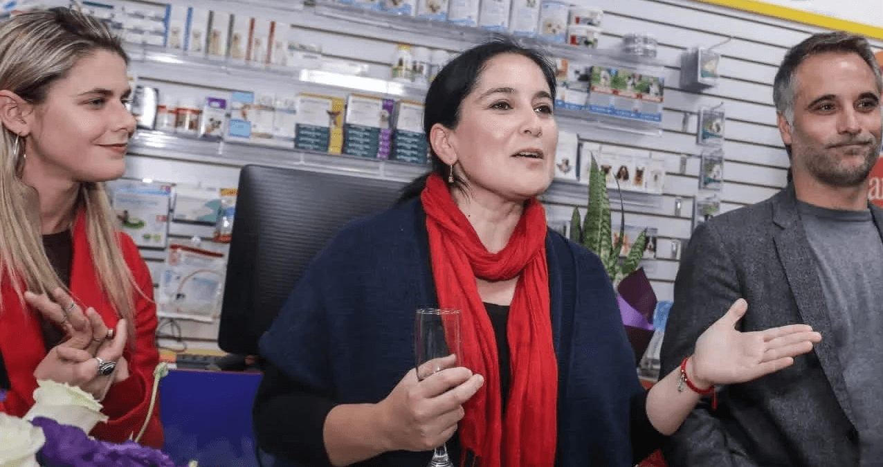 Aracely junto a personas que sostienen la educación y el cuidado animal