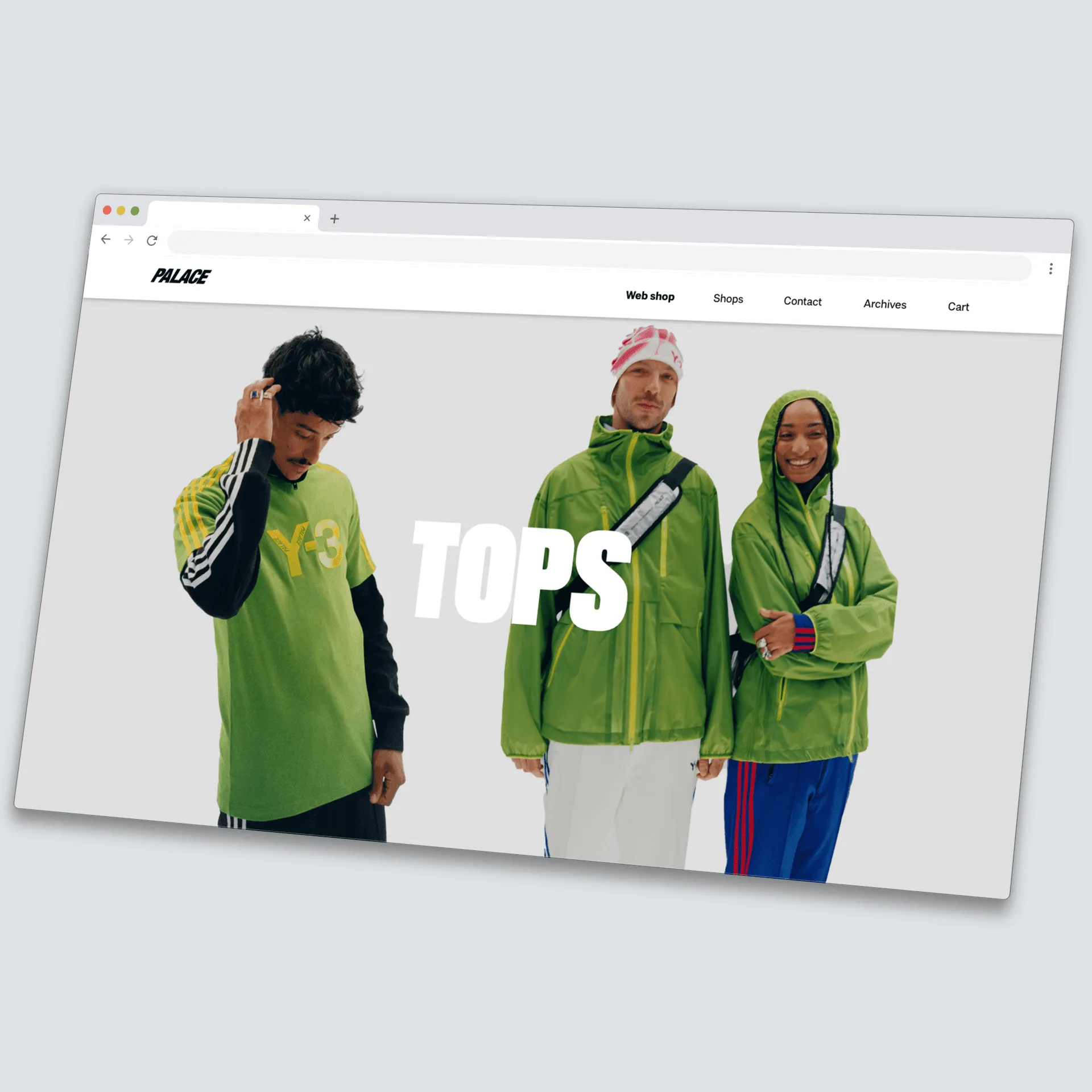 Page collection TOPS - Trois personnes en vêtements streetwear colorés, vestes vertes et sac crossbody