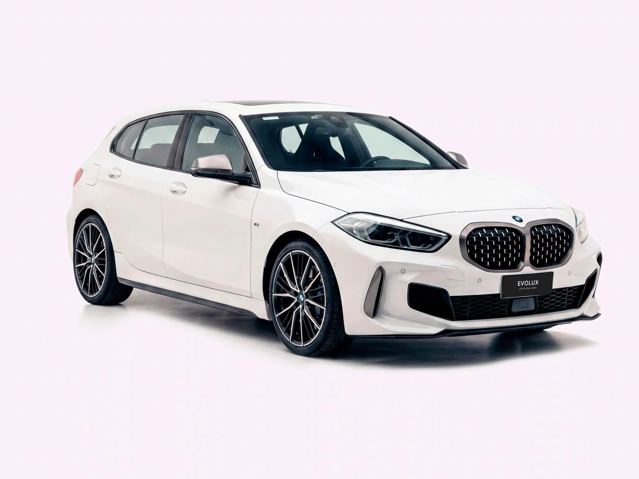 M135i xDrive en 3/4 sobre fondo blanco