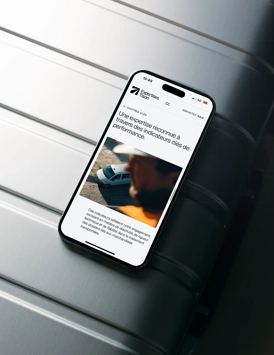 Iphone sur une valise en métal avec le site Expertises Tison
