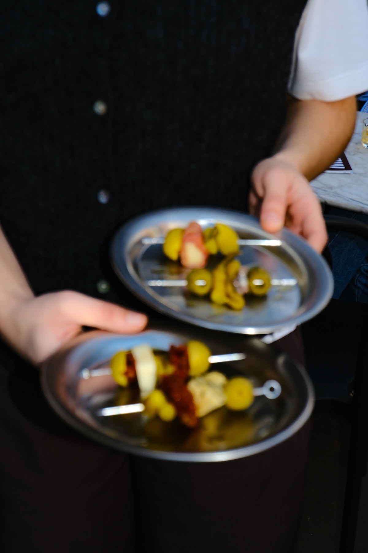 Nahaufnahme verschiedener Gilda-Spieße, spanische Pintxos, die zum Aperitivo gereicht werden